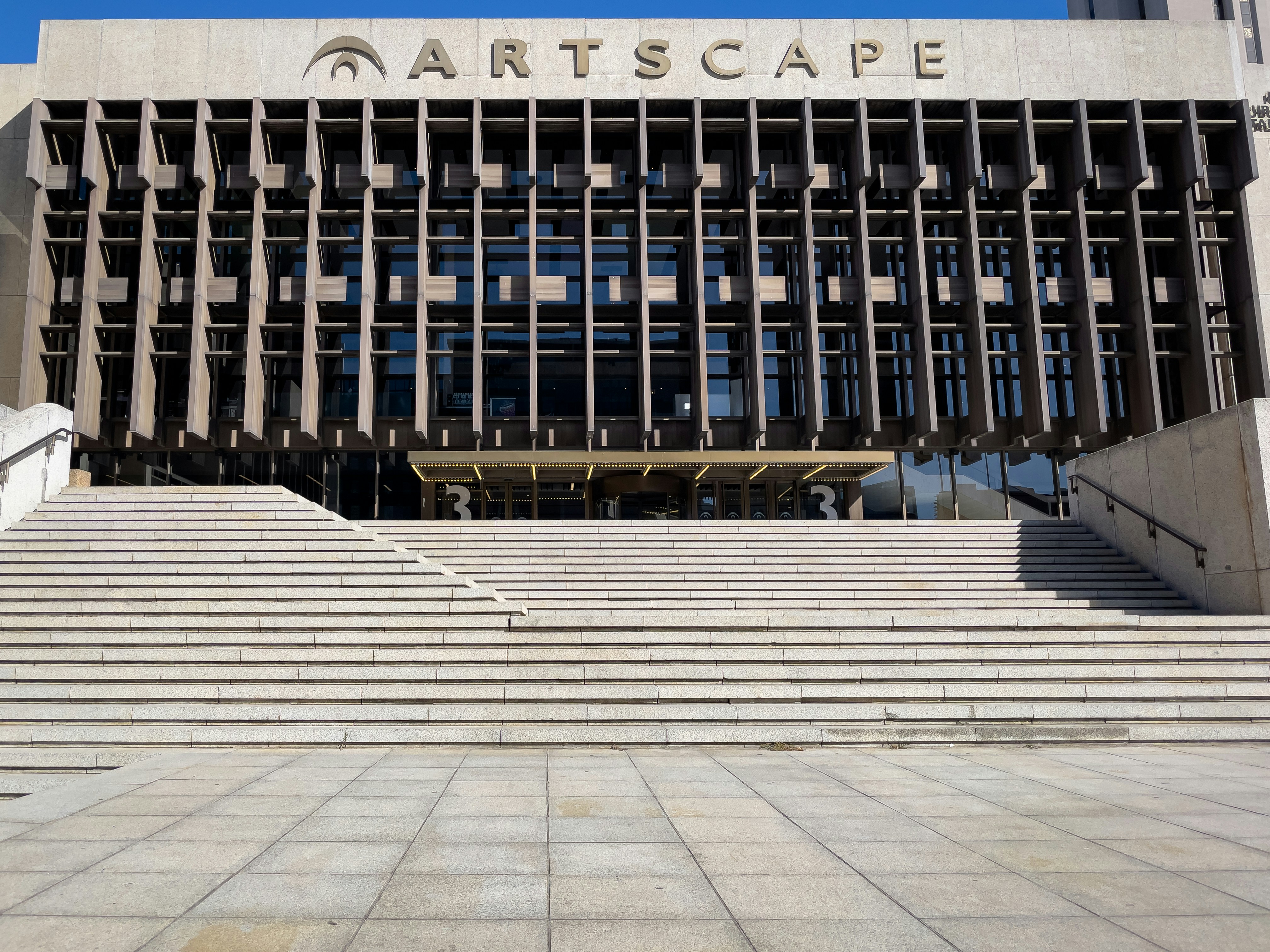 Un gran edificio con escaleras que conducen a él