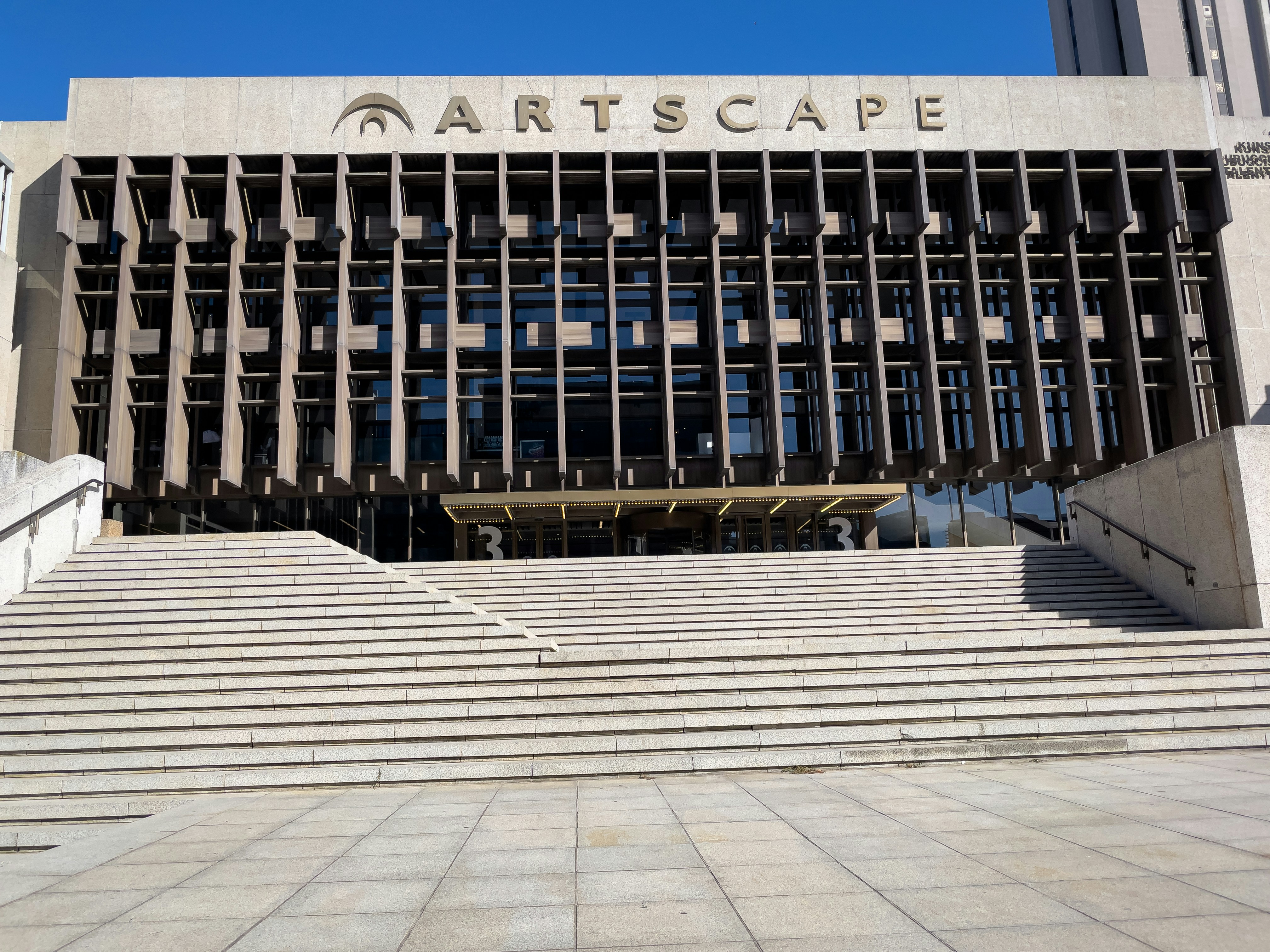Un gran edificio con escaleras que conducen a él
