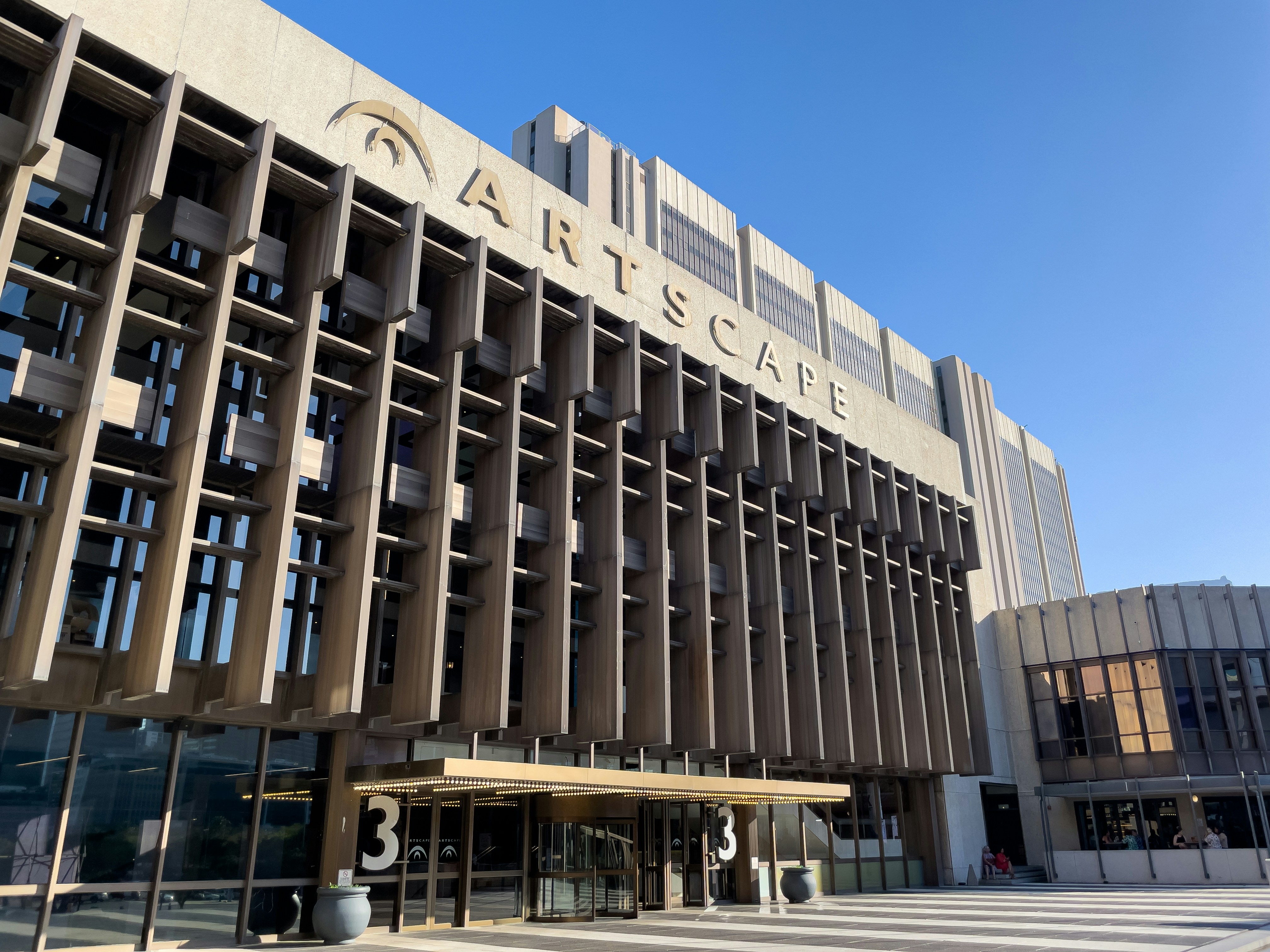 Un edificio grande que tiene muchas ventanas