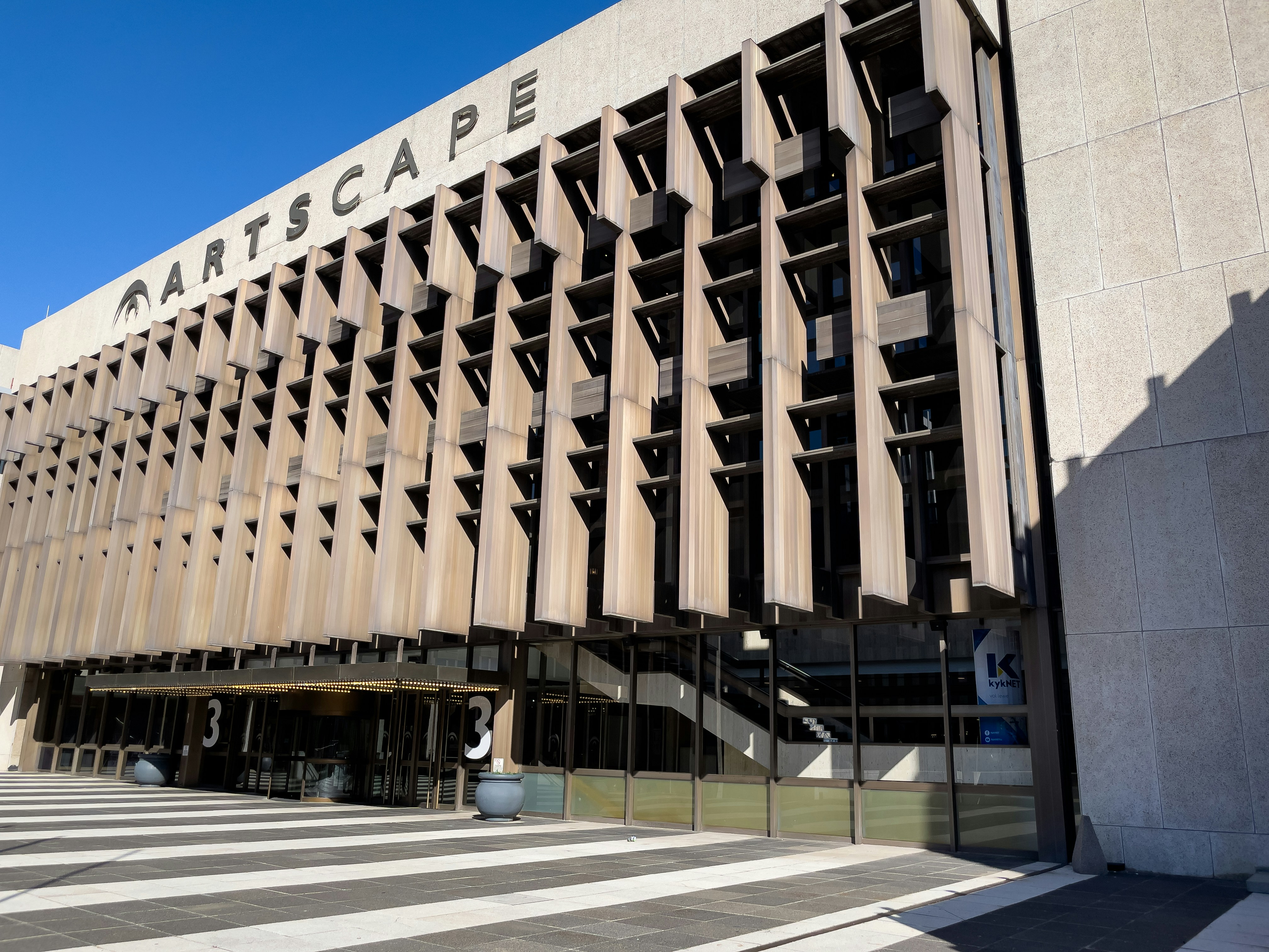 Un gran edificio con muchas ventanas