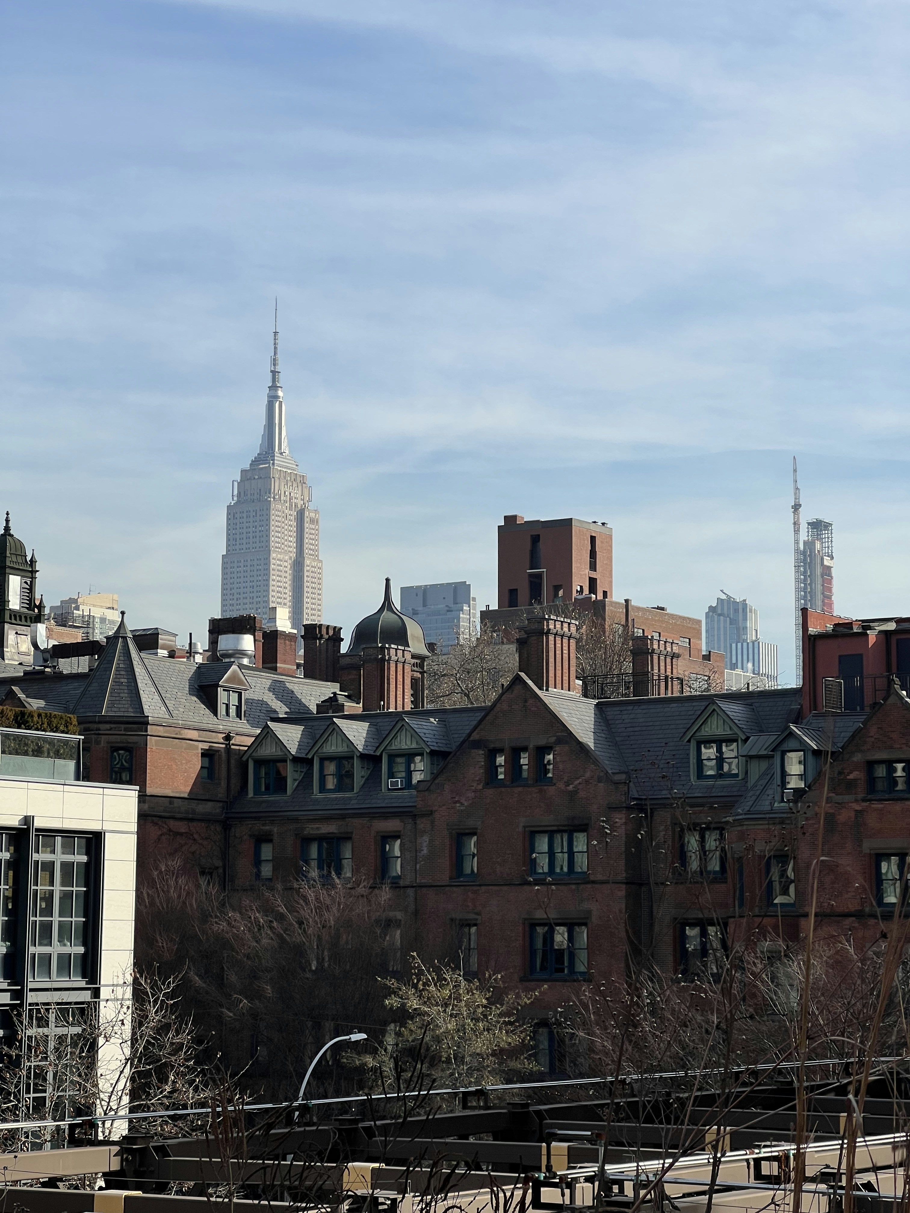 Une vue d’une ville depuis un toit
