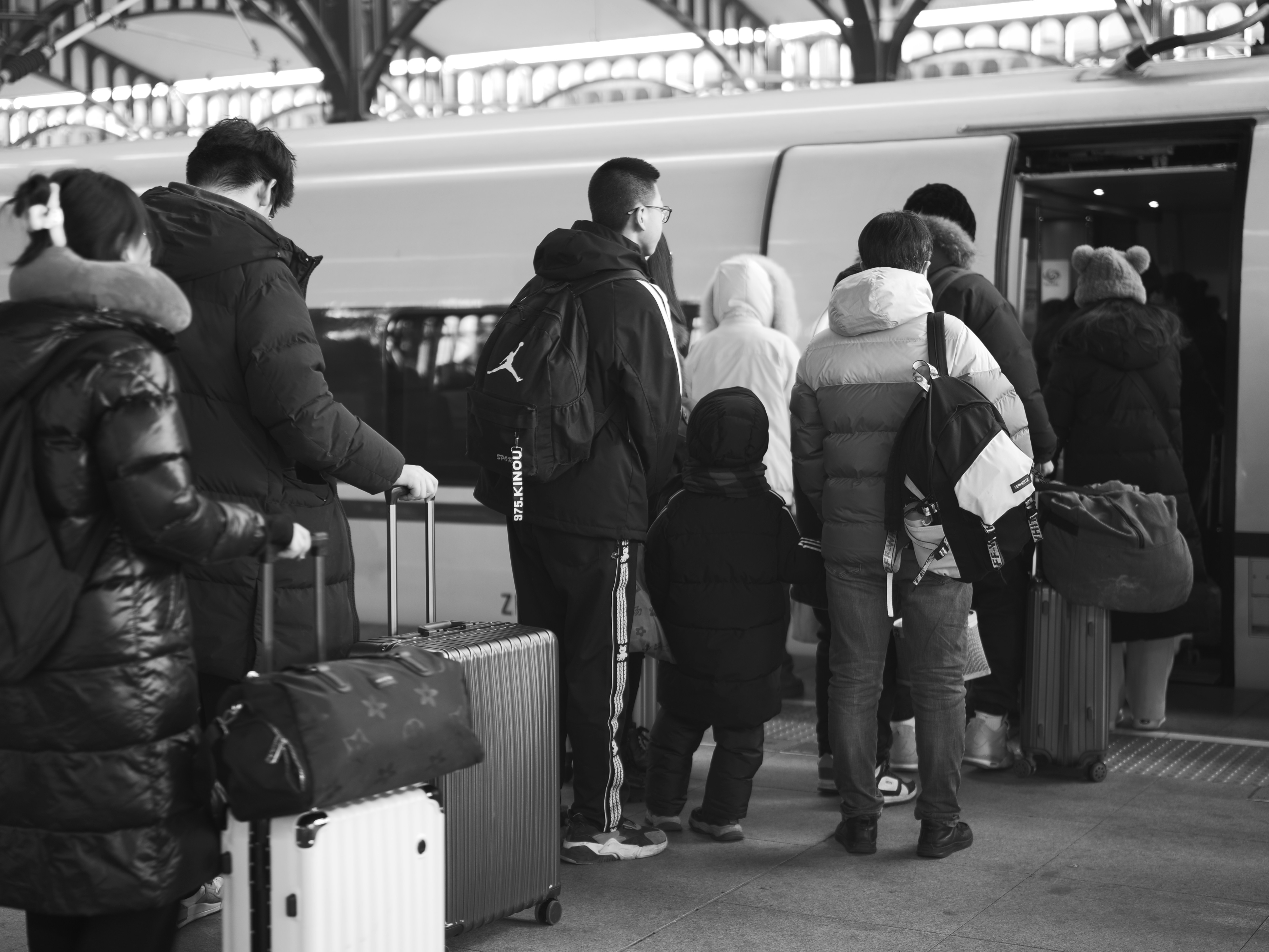 Travellers Using Side Hustles to Fund Travel in 2026: A Strategic Guide
