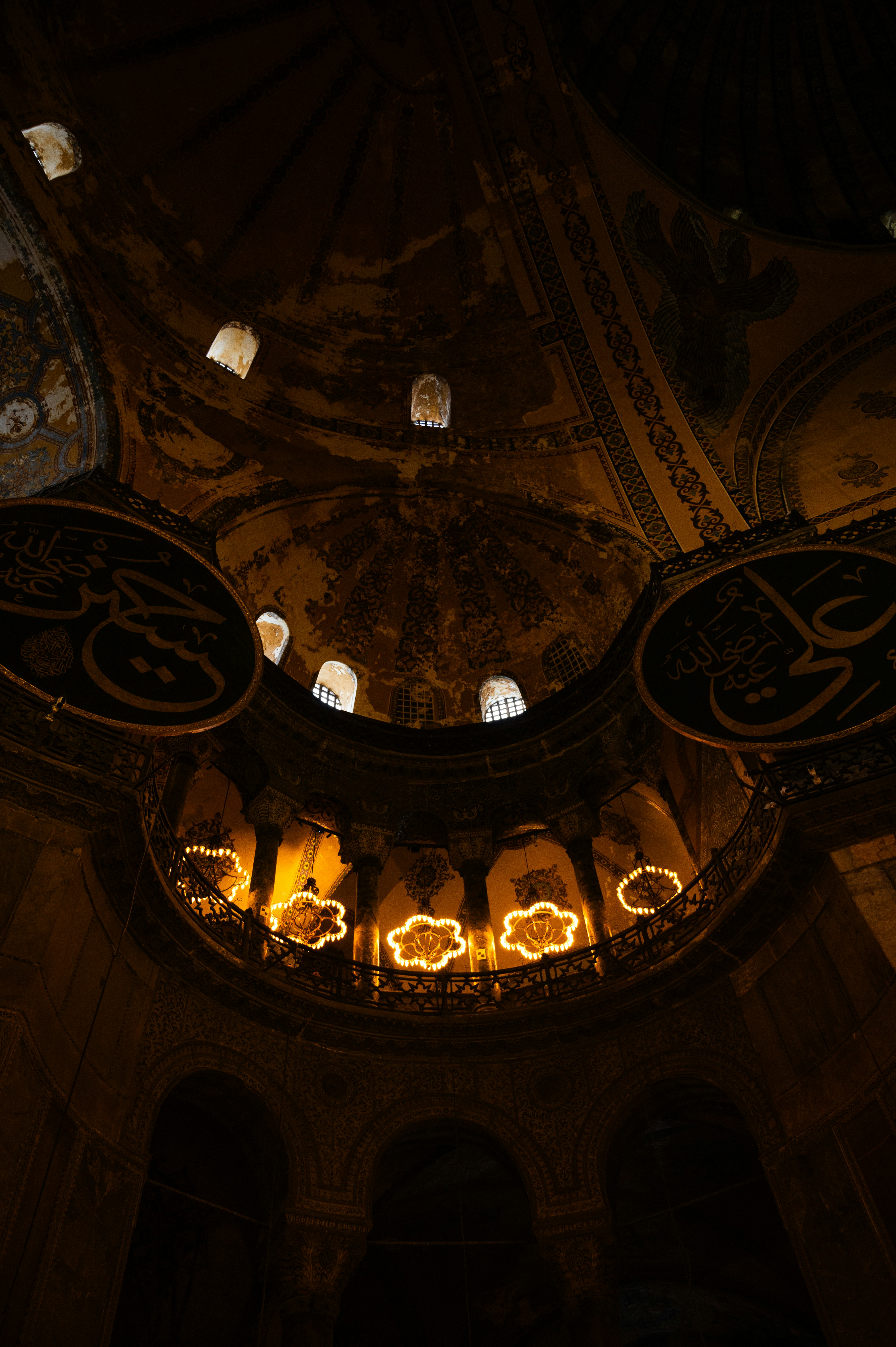 Ein Blick auf die Decke eines großen Gebäudes