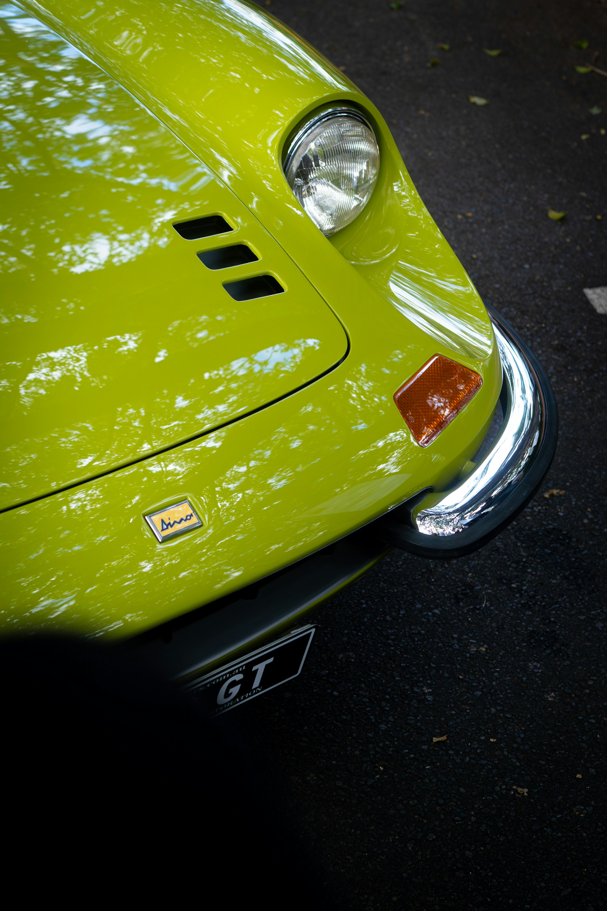 Un primo piano della parte anteriore di un'auto sportiva verde