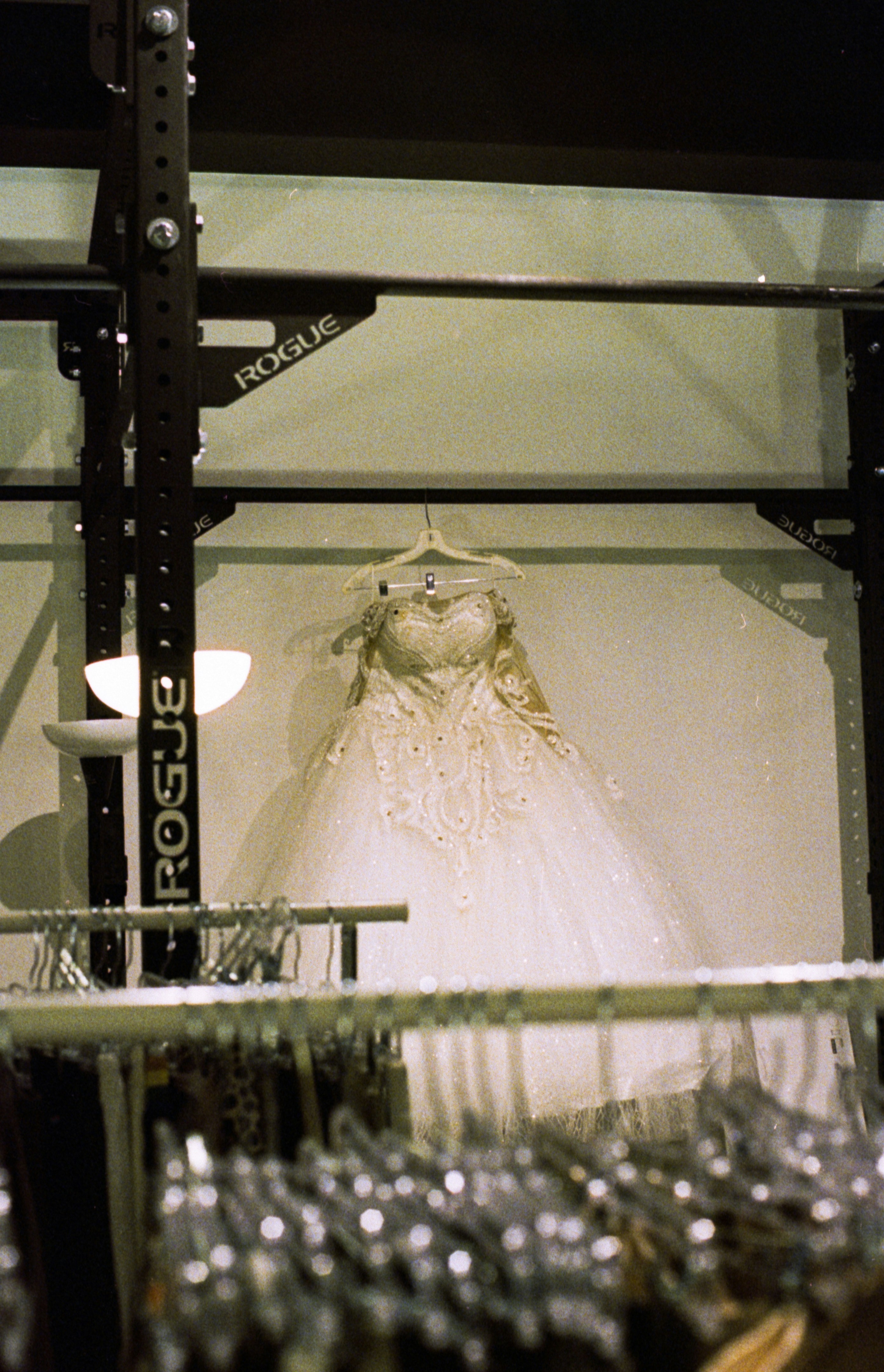 Elegant bridal gown, ilustrasi artikel Your First Wedding Dress Fitting: Essential Tips for Brides-to-Be 9