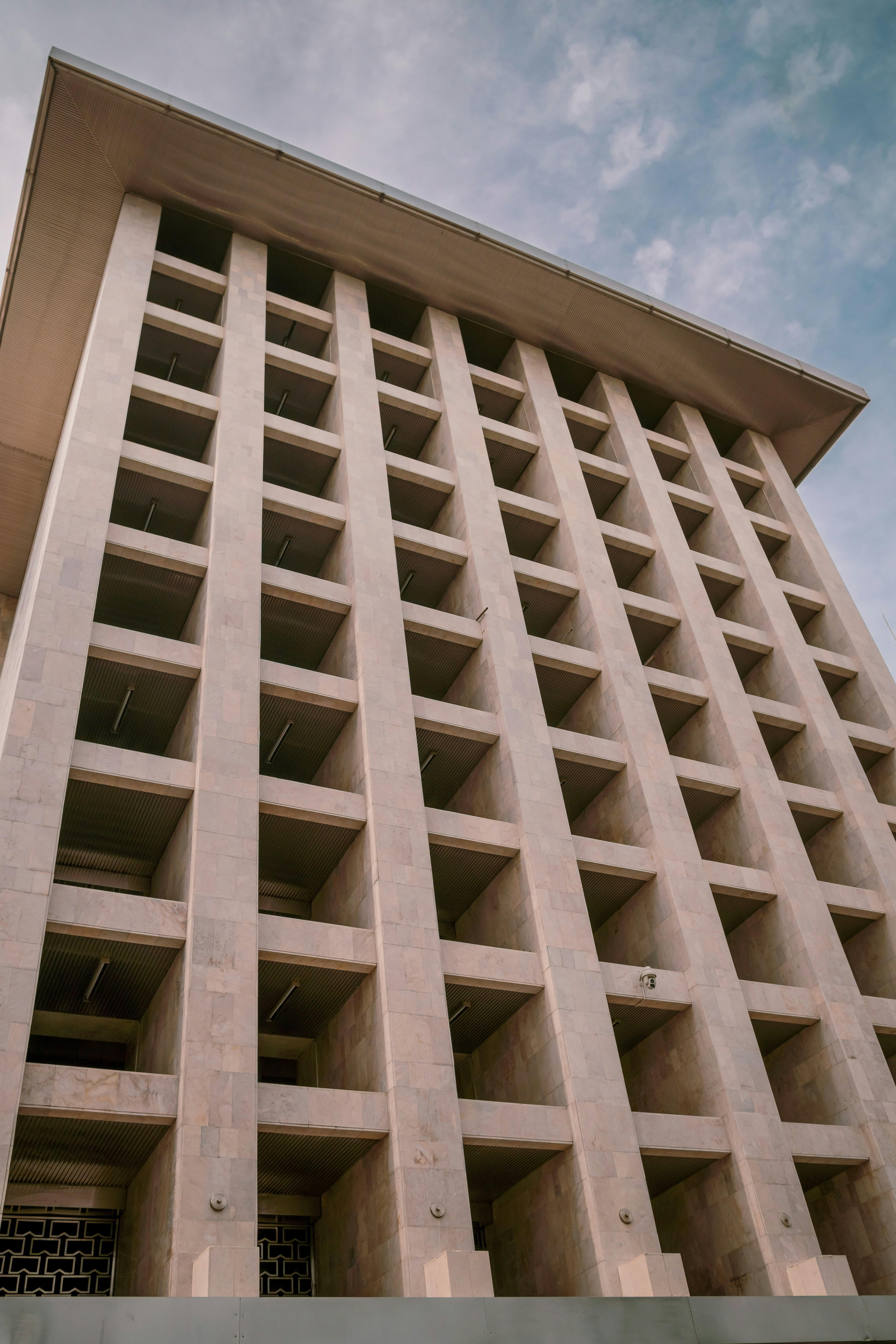 하늘을 배경으로 한 고층 건물