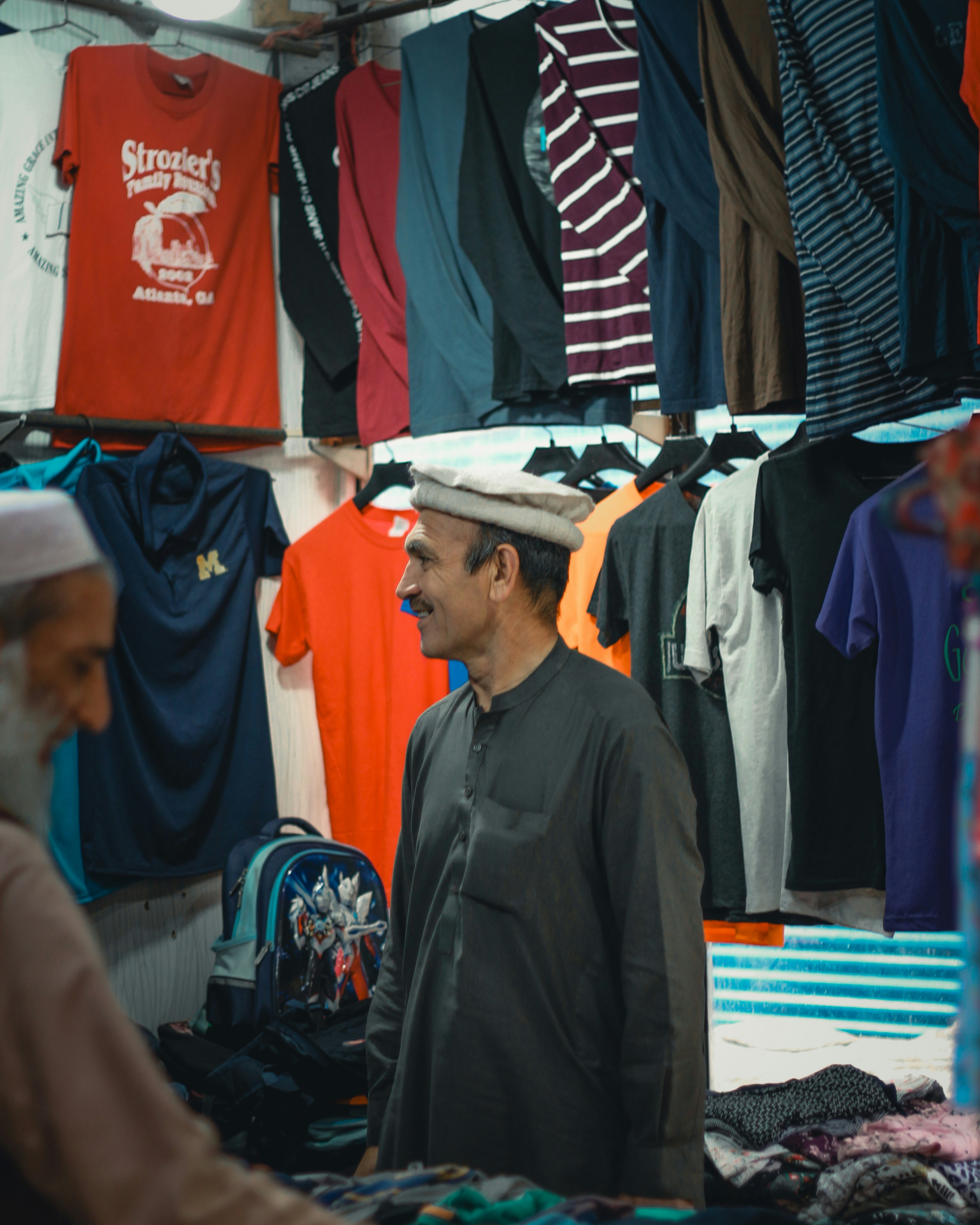 Consommateurs interagissant avec un vendeur lors d'un live shopping