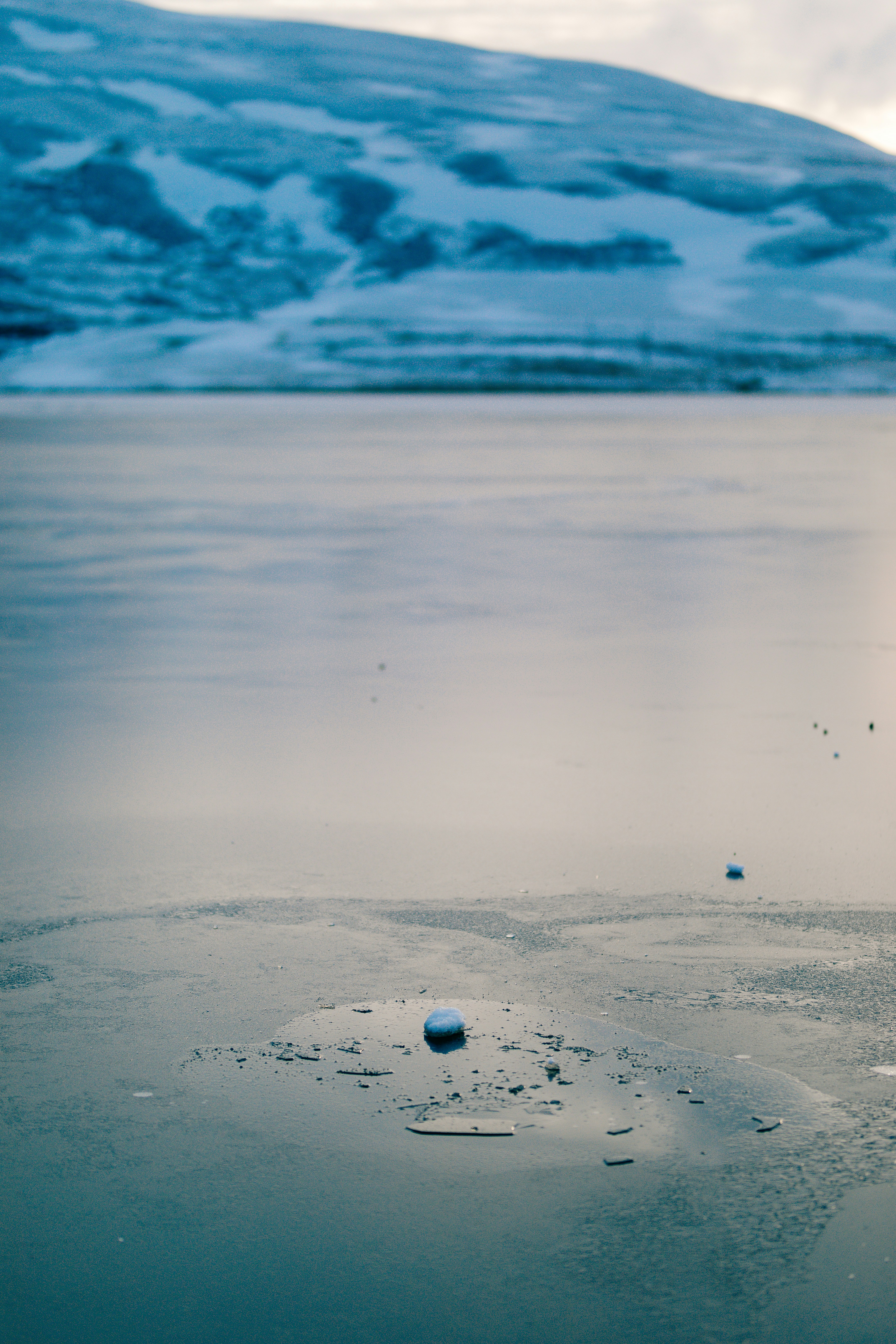 Blick auf ein Gewässer mit Bergen im Hintergrund