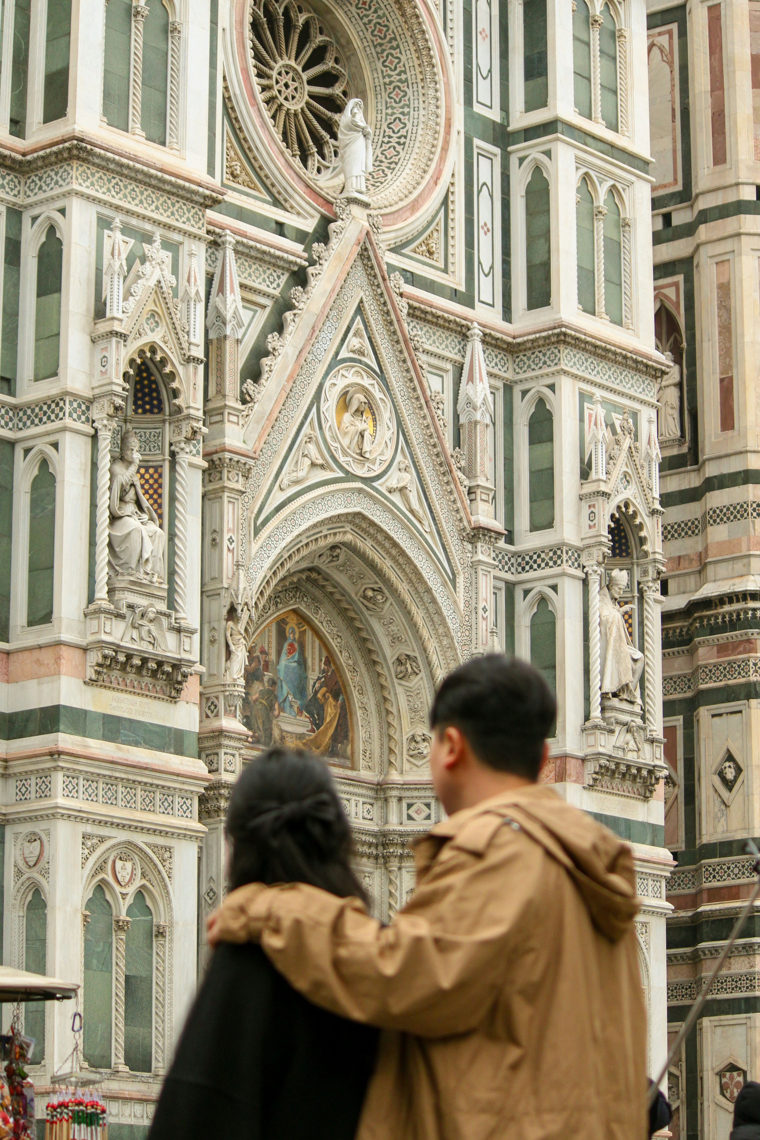 教会の前に立つ男女