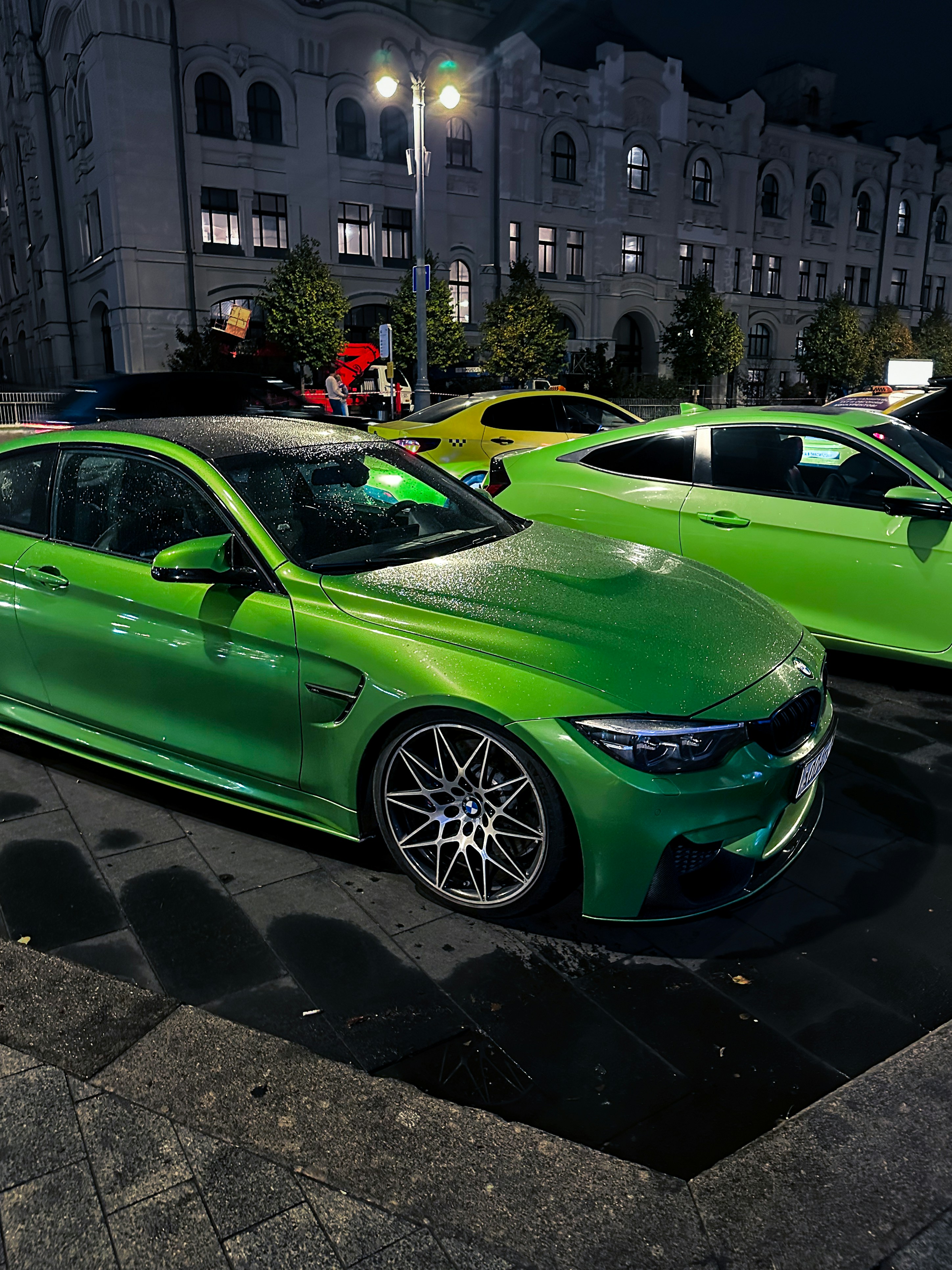 Un par de coches verdes aparcados uno al lado del otro