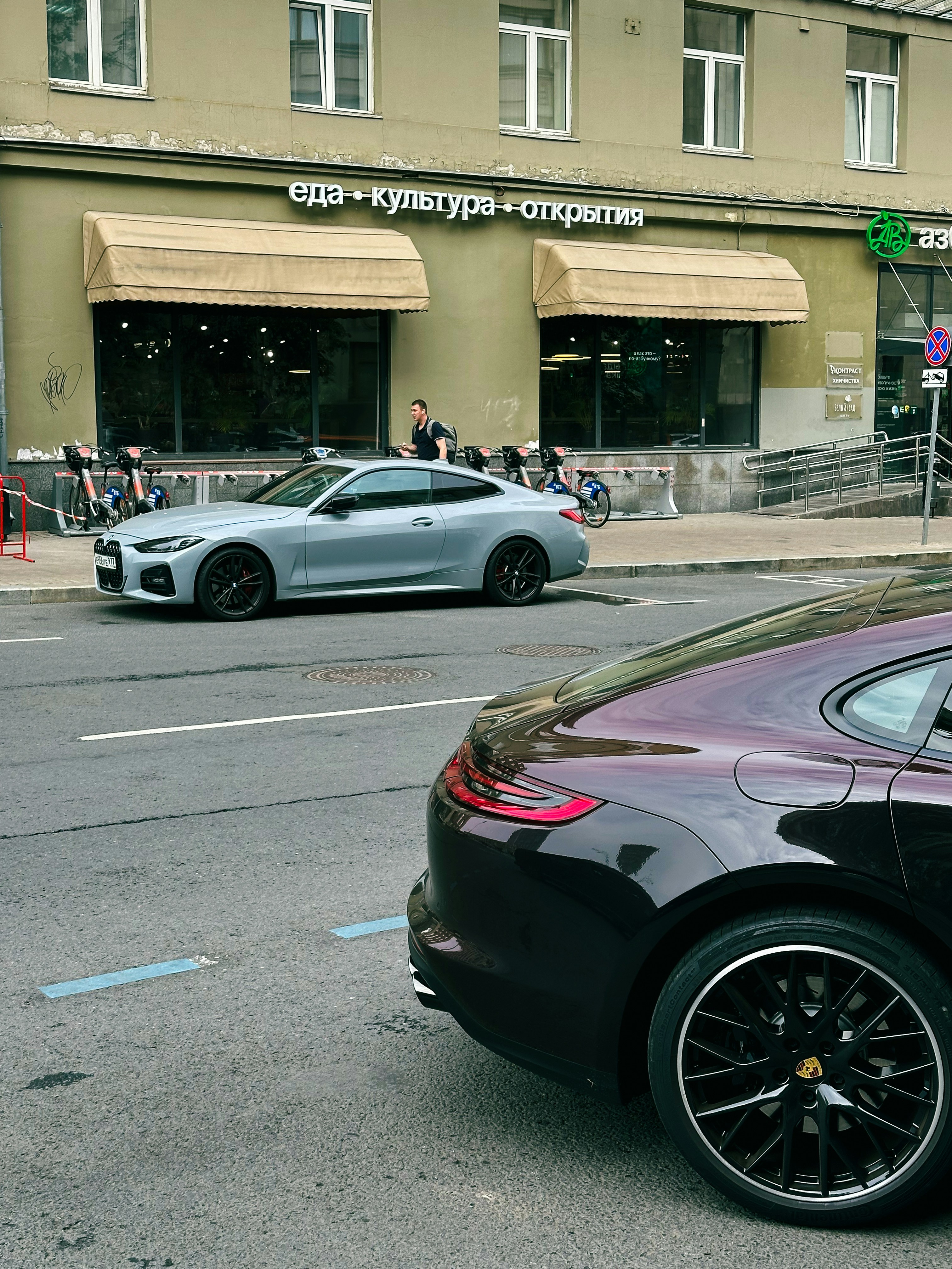 Une voiture noire garée sur le bord de la route