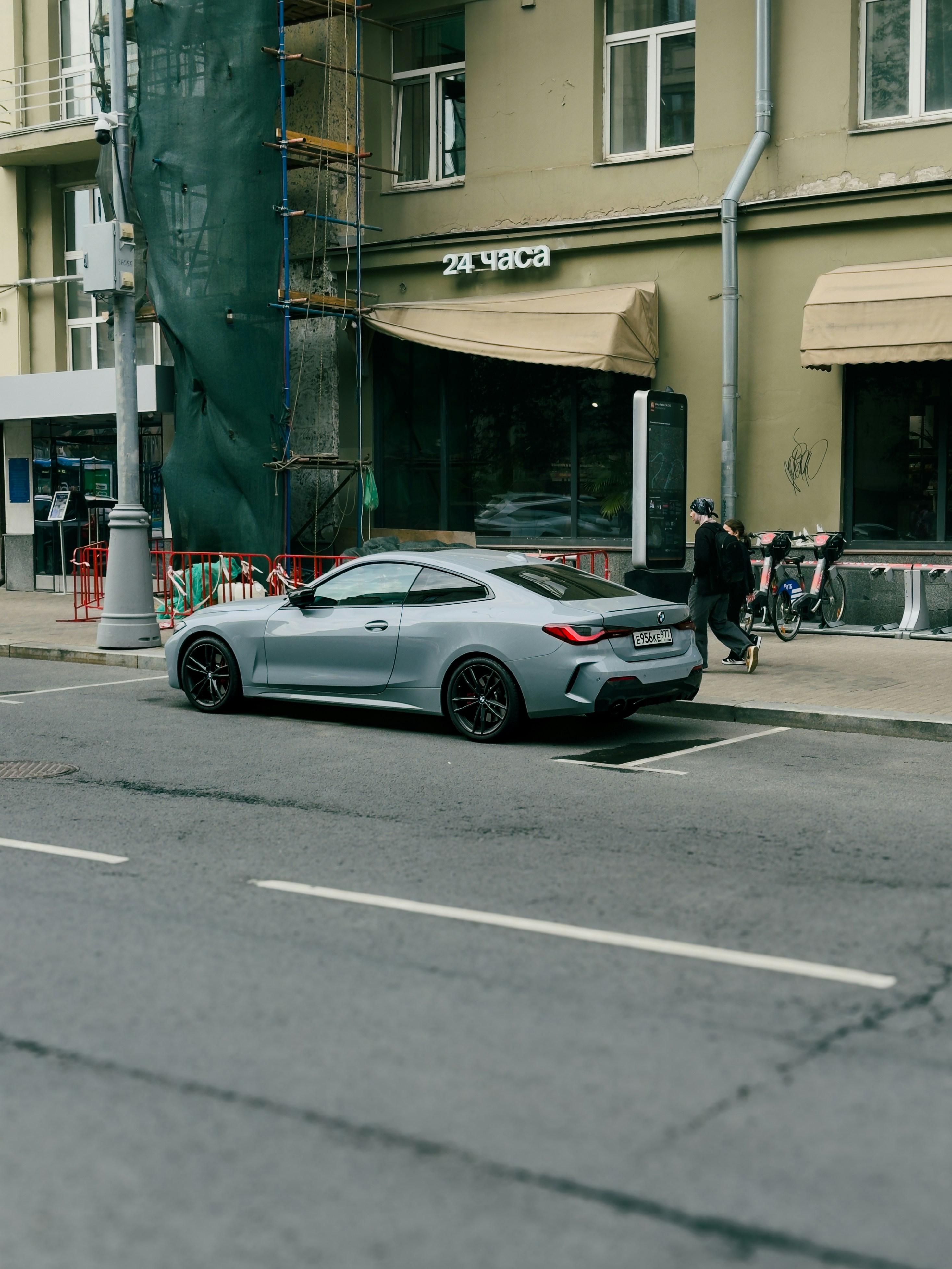 Une voiture garée sur le bord de la route