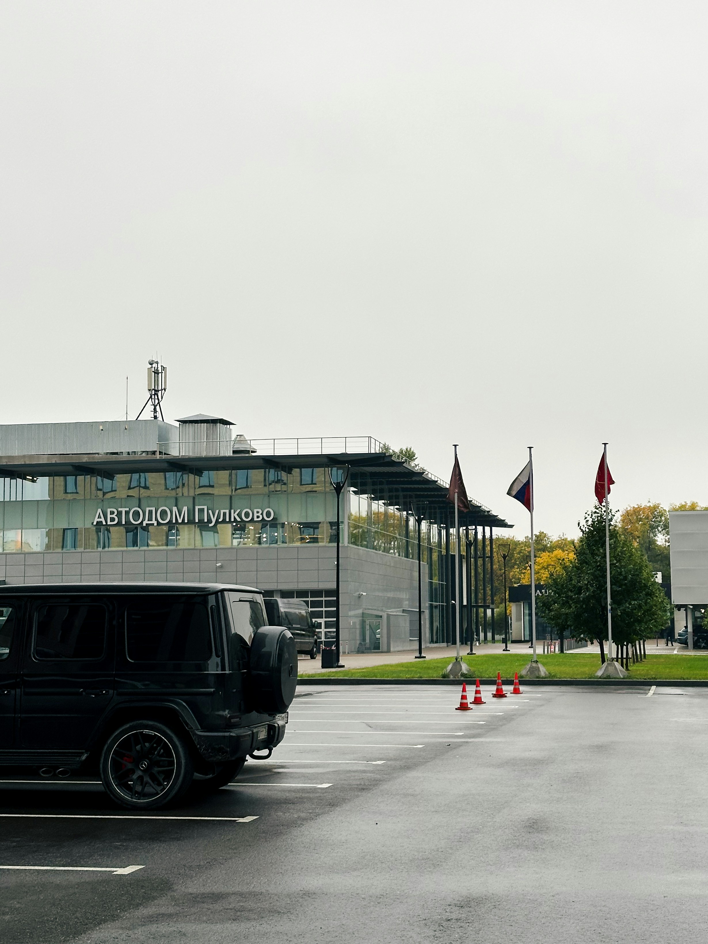 Une camionnette noire garée devant un immeuble
