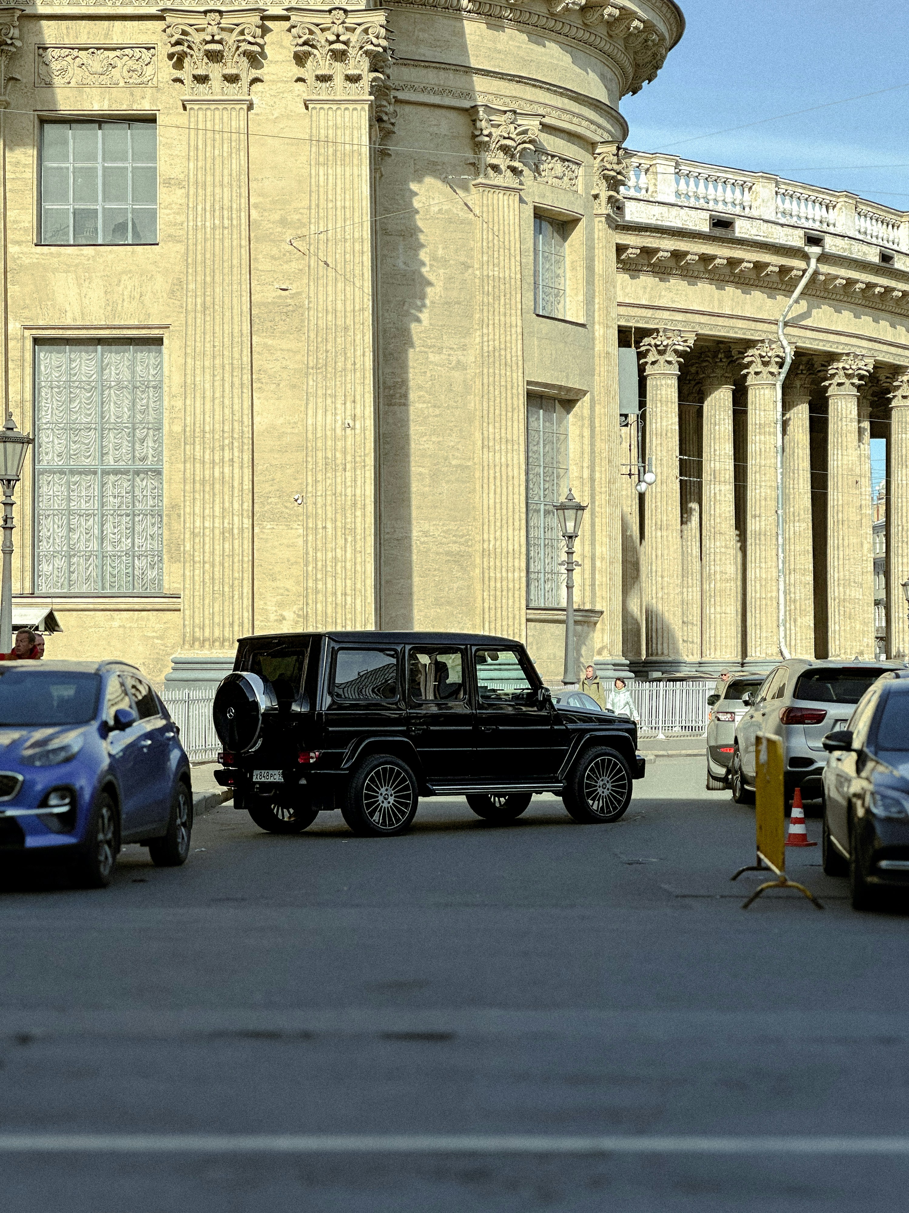Un coche de policía aparcado frente a un edificio