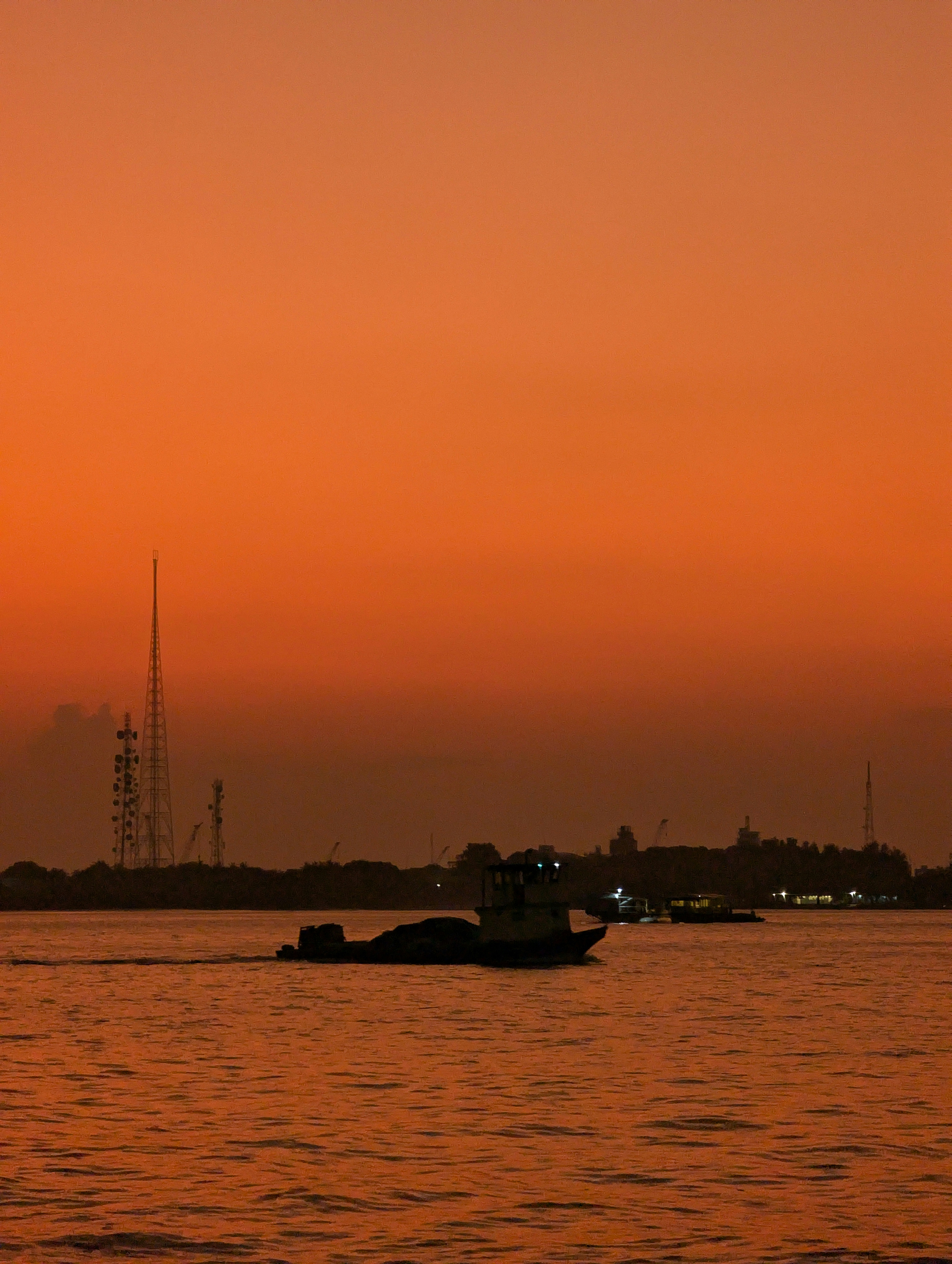 Ein Boot in einem Gewässer bei Sonnenuntergang