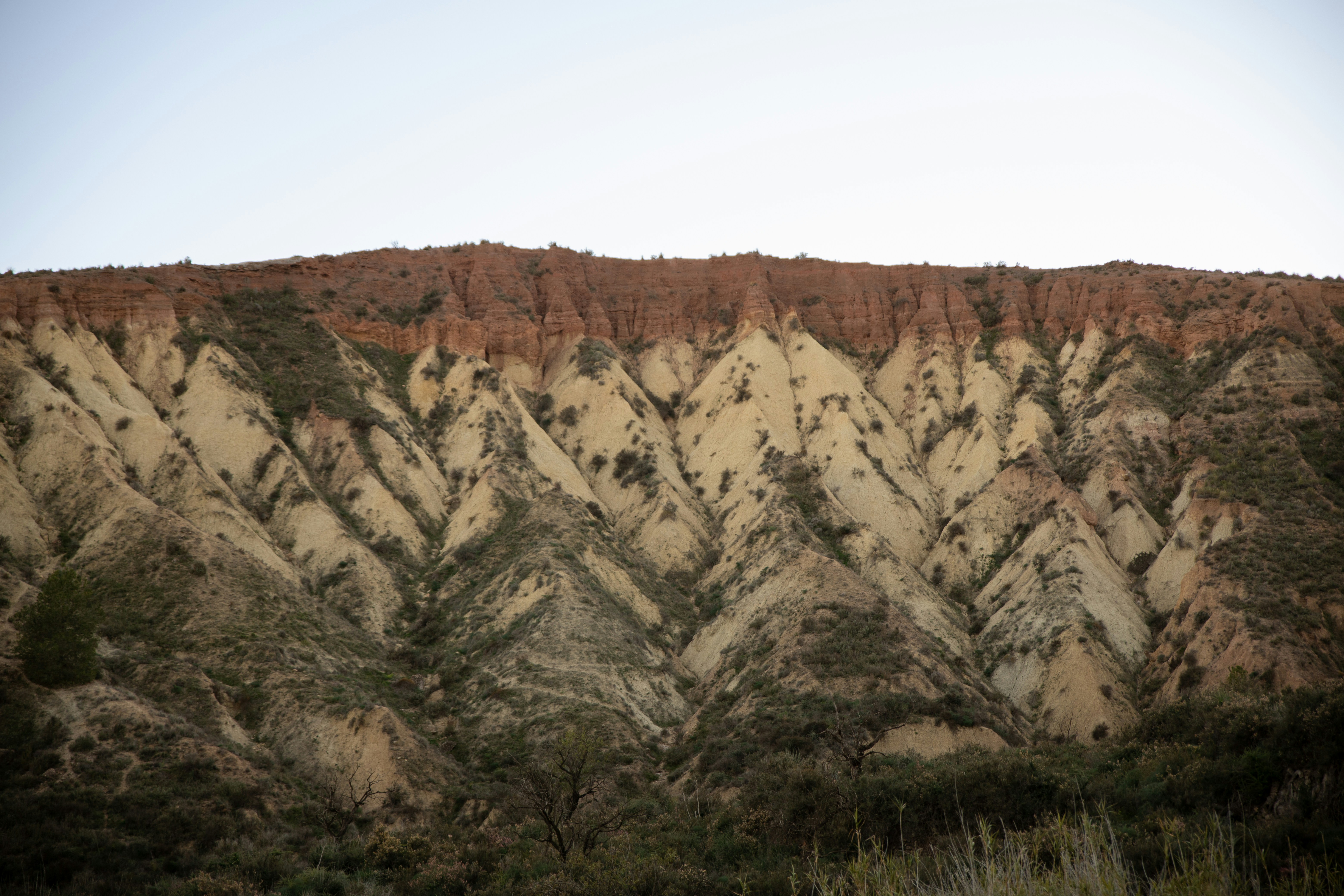 Vista di una catena montuosa con sfondo del cielo