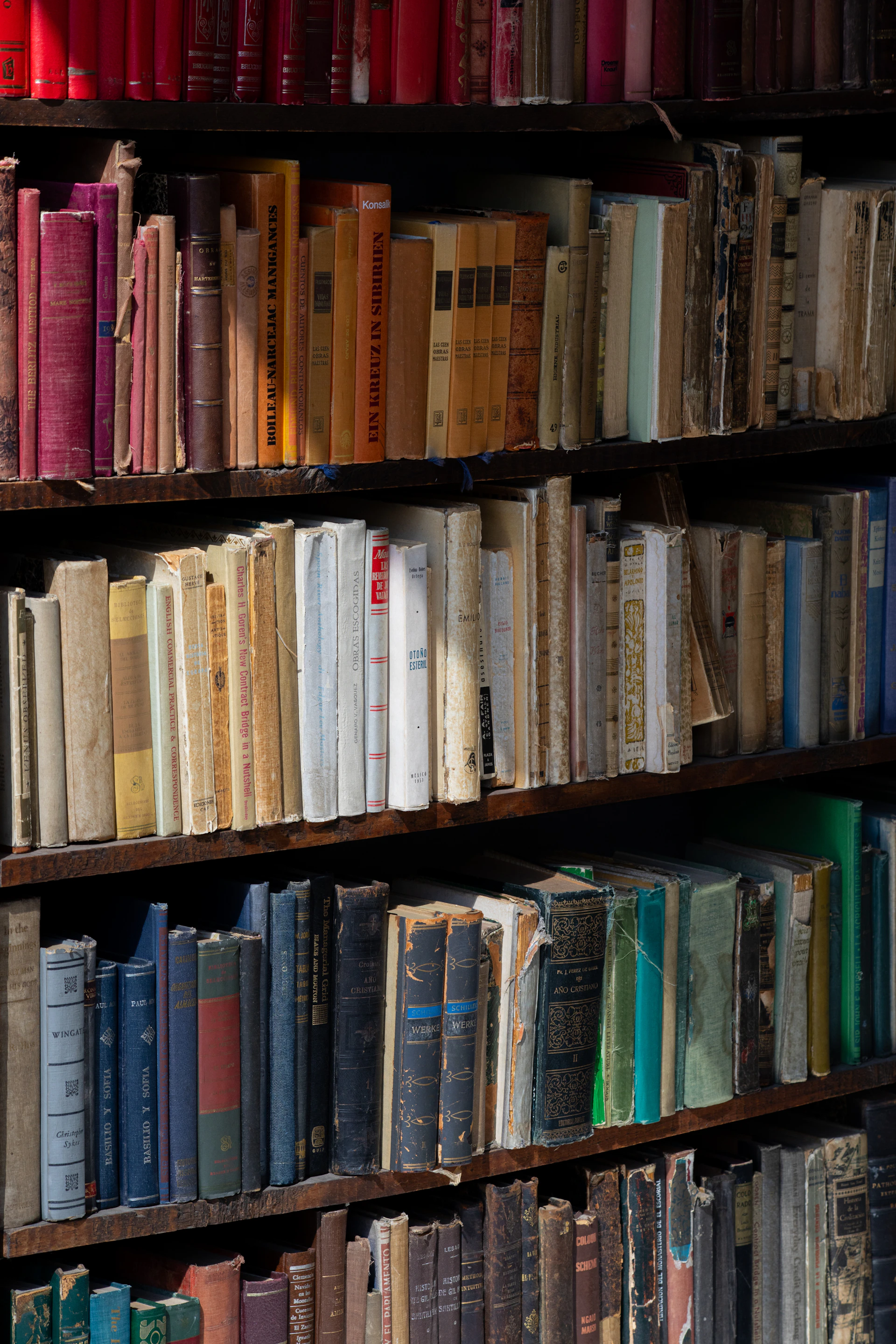 A book shelf filled with lots of books