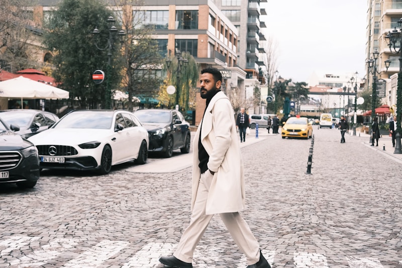 homem executivo conversando ao telefone na rua