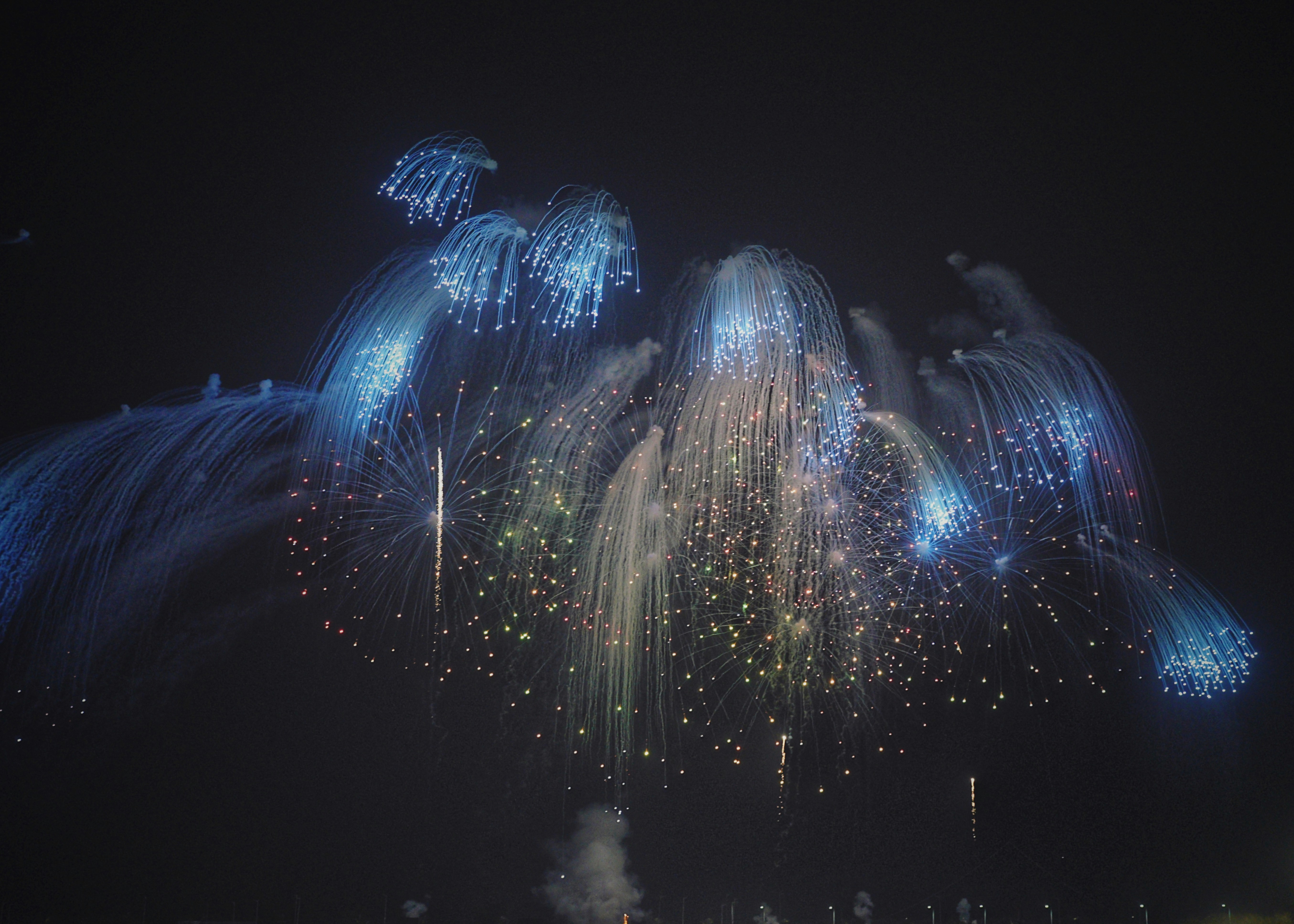 Eine Gruppe von Menschen, die ein Feuerwerk am Himmel beobachten