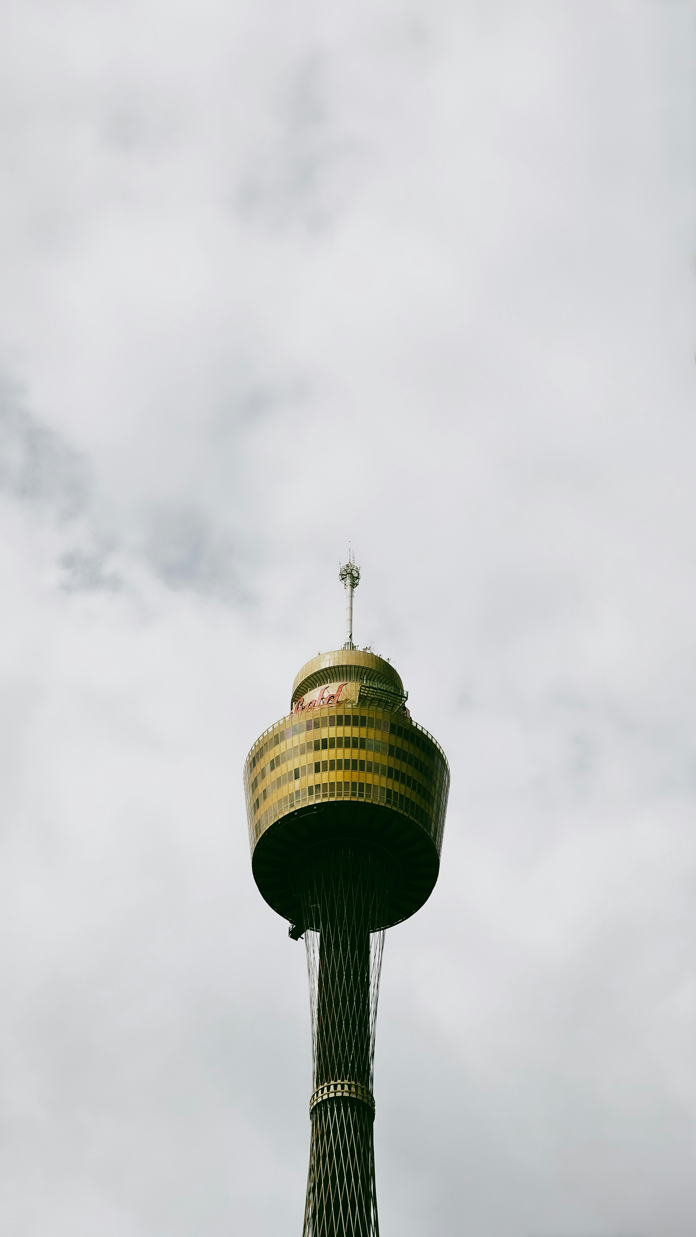 Una torre alta con una cruz en la parte superior