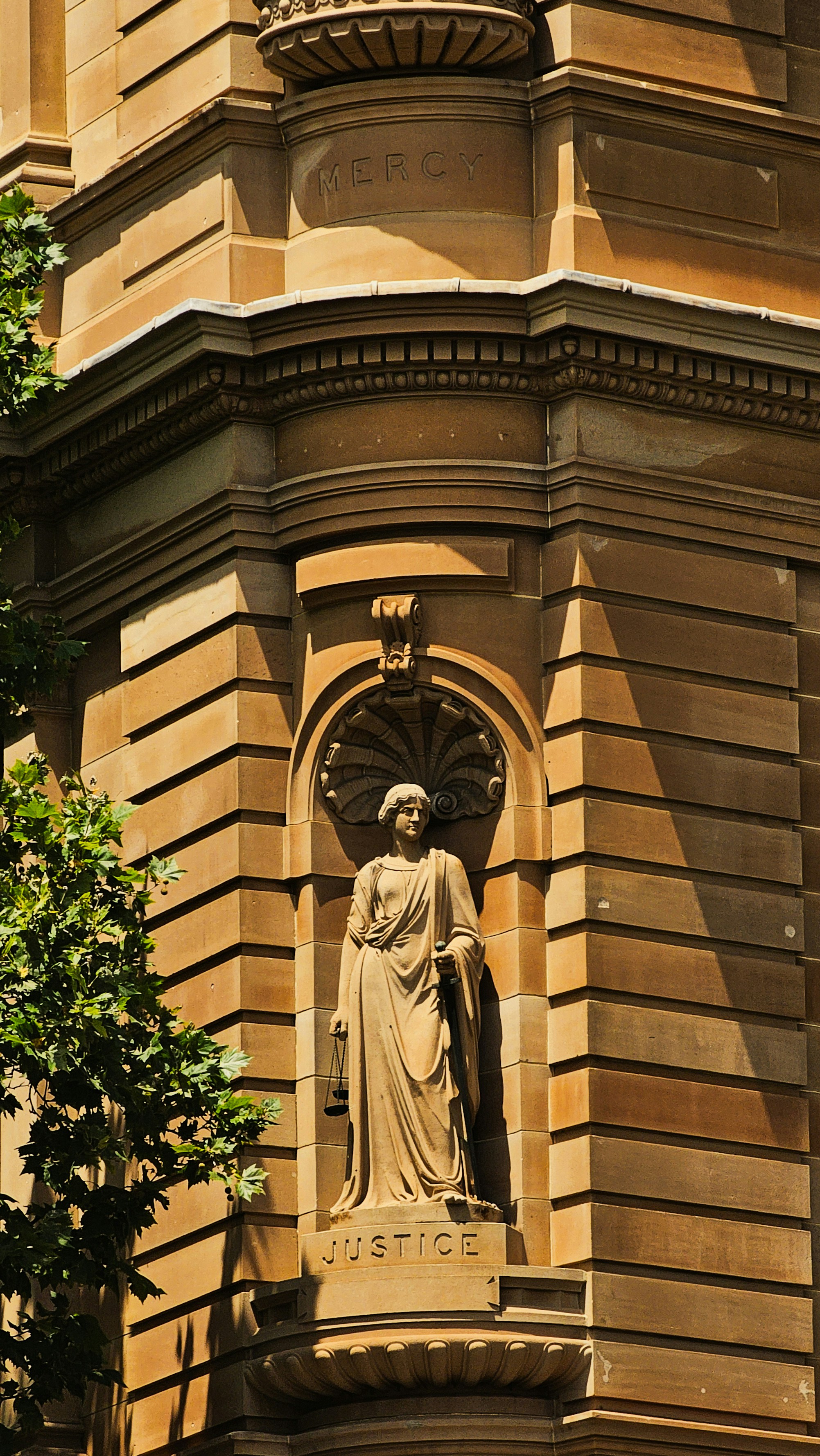 Una estatua de una mujer en la esquina de un edificio