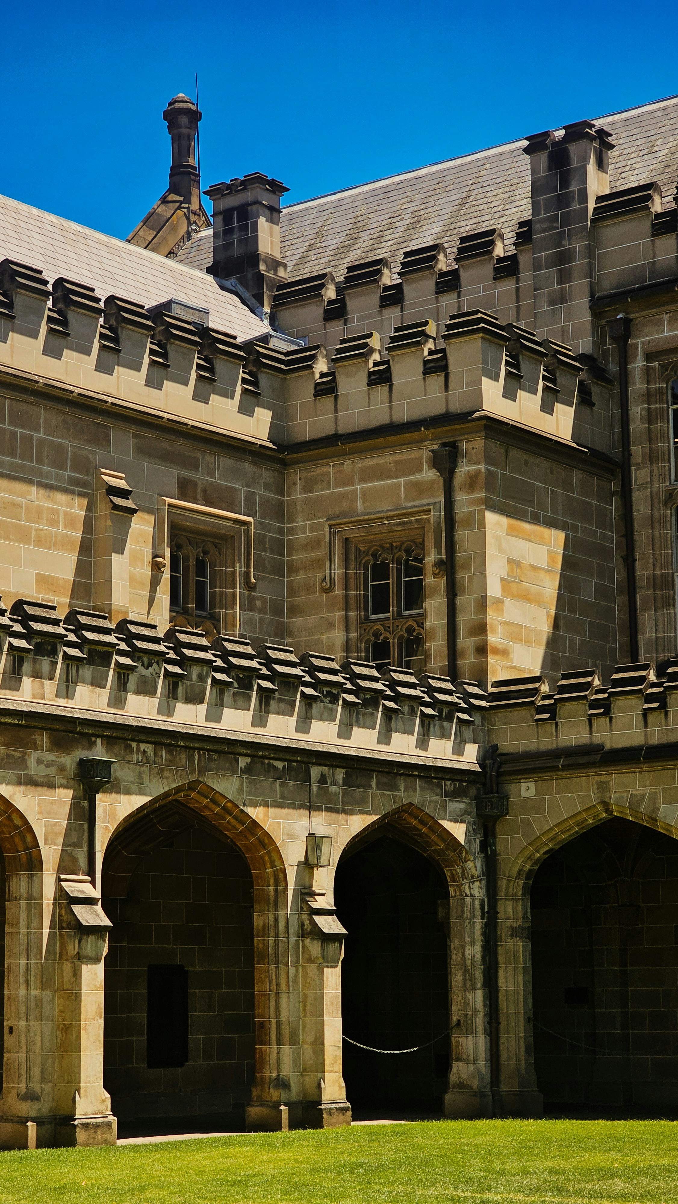 Un gran edificio con un reloj en la parte delantera