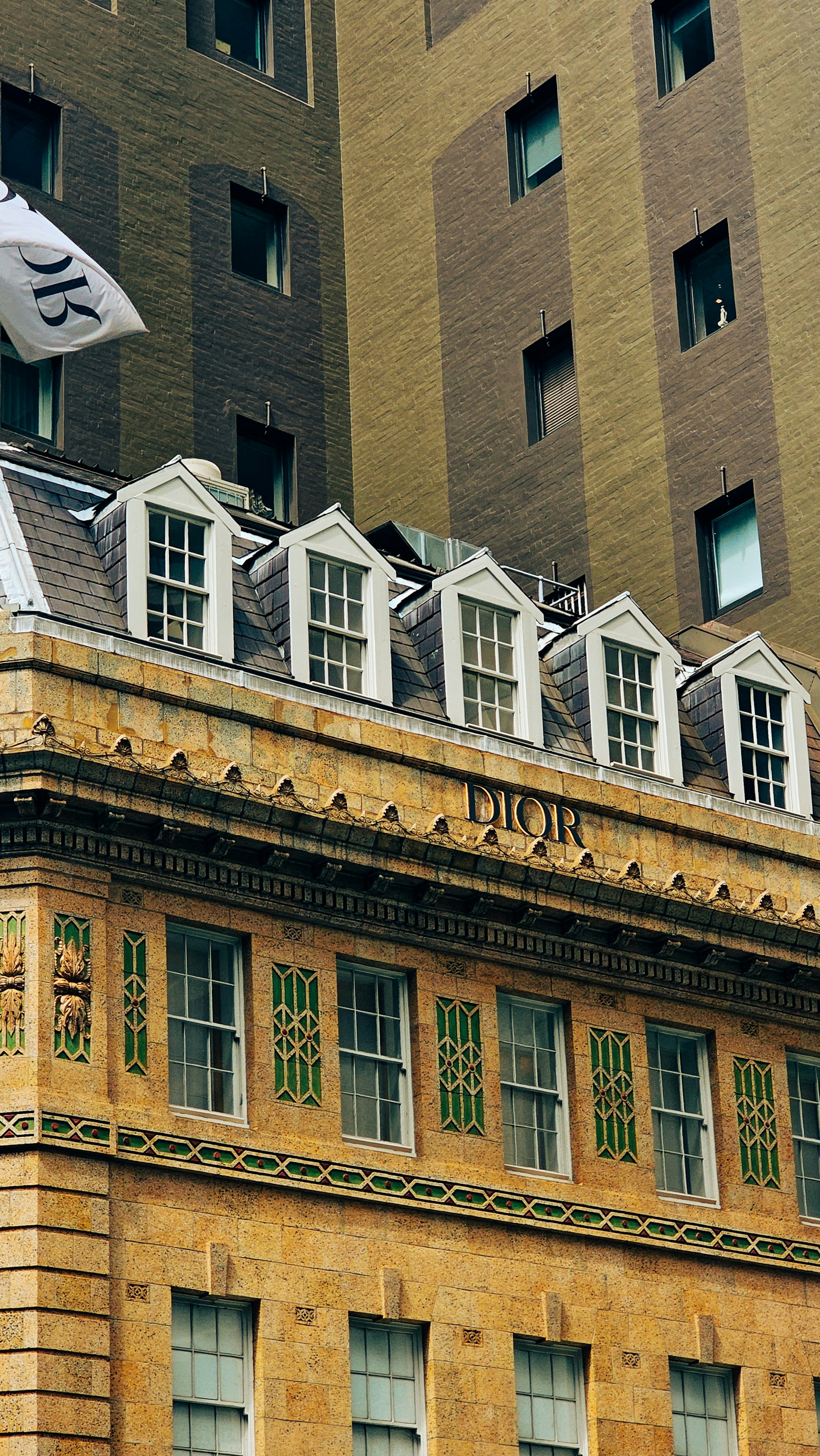Un gran edificio con una estatua de un pez gigante en la parte superior
