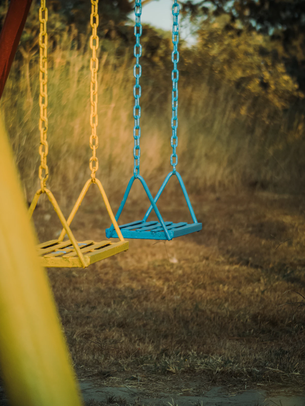 Detalhe de balanços de playground
