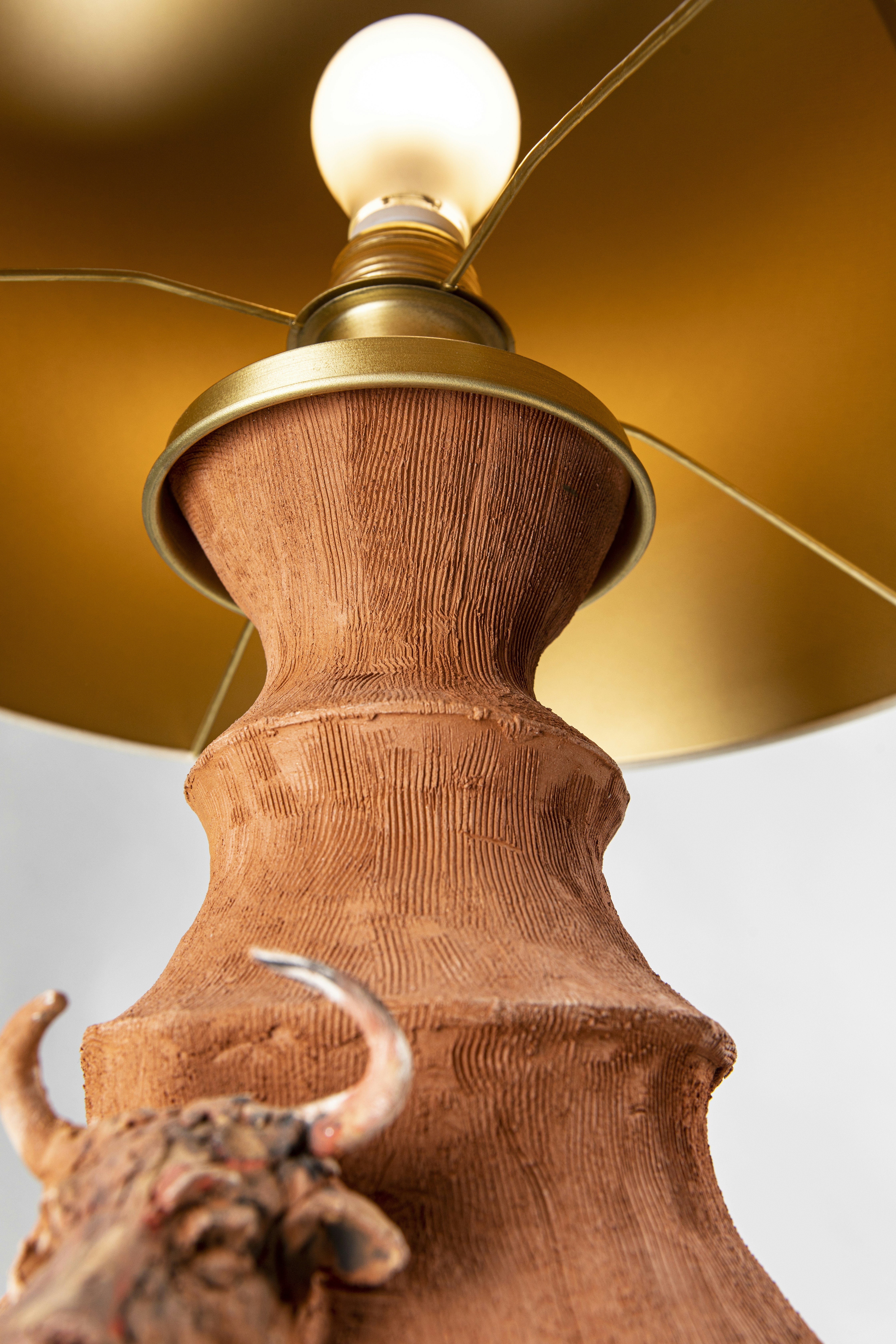 Nahaufnahme einer Lampe auf einem Tisch