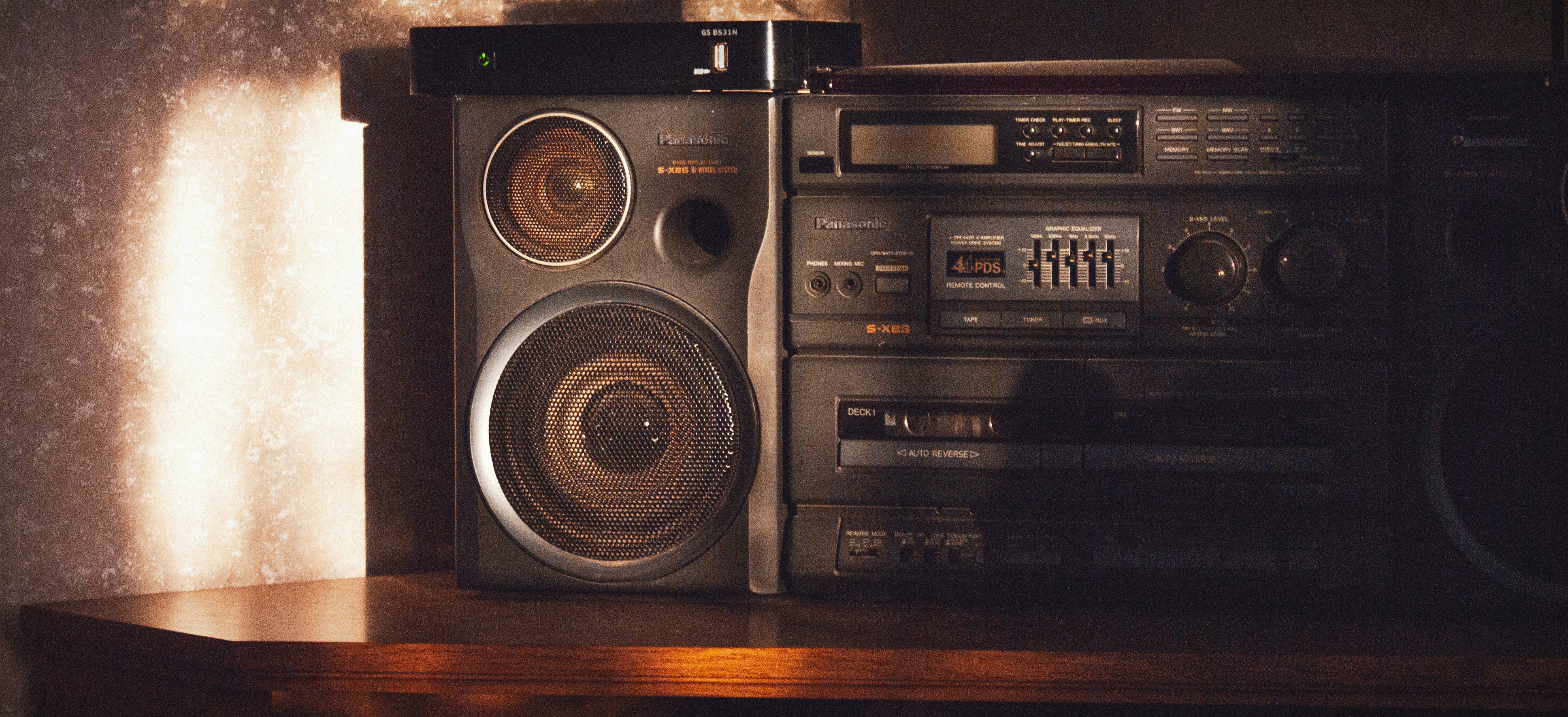 Una radio encima de una estantería de madera