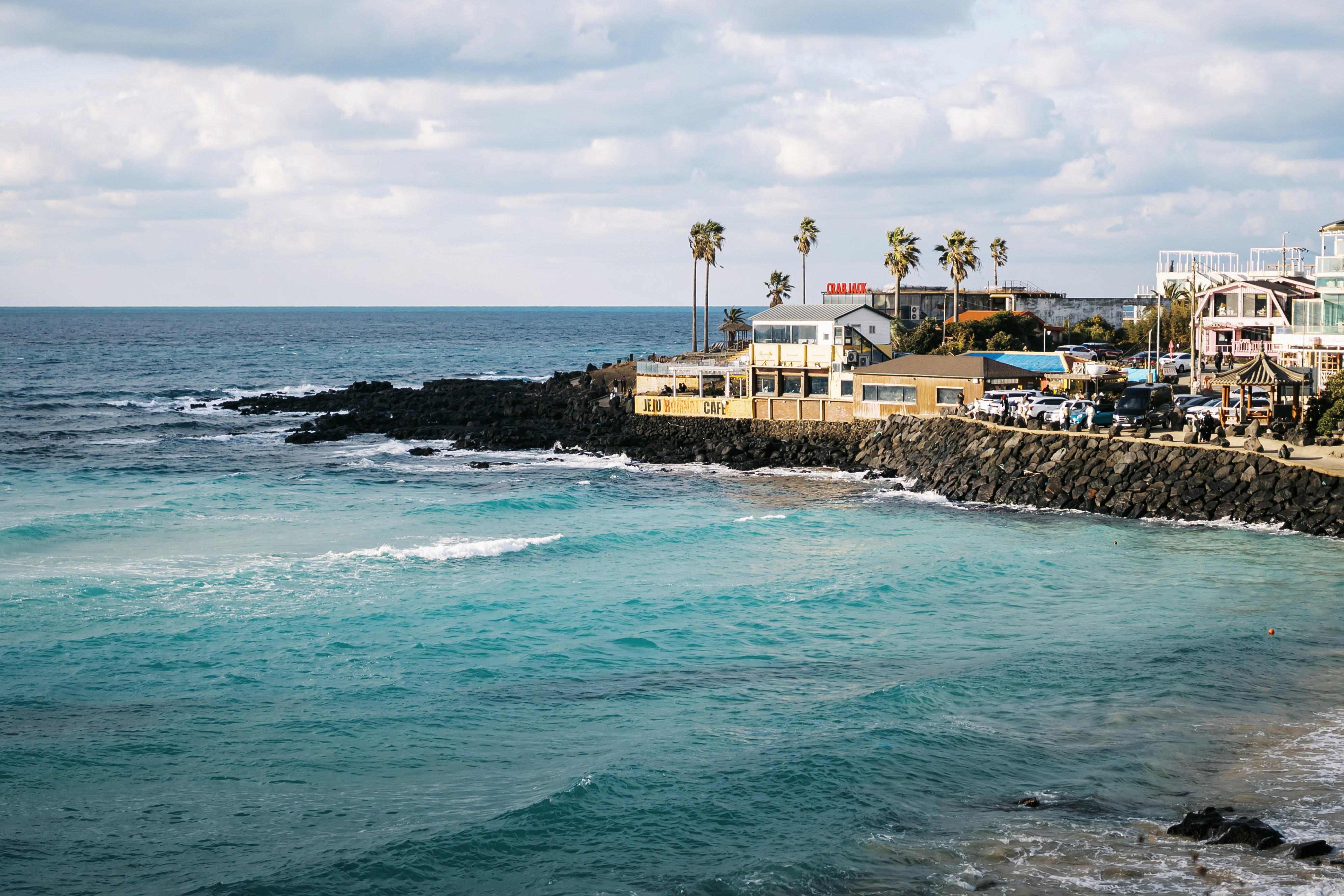 Un plan d’eau à côté d’un rivage rocheux photo – Image gratuite de Mer ...