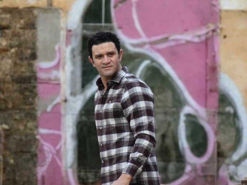 Grafiti önünde şehirli bey
