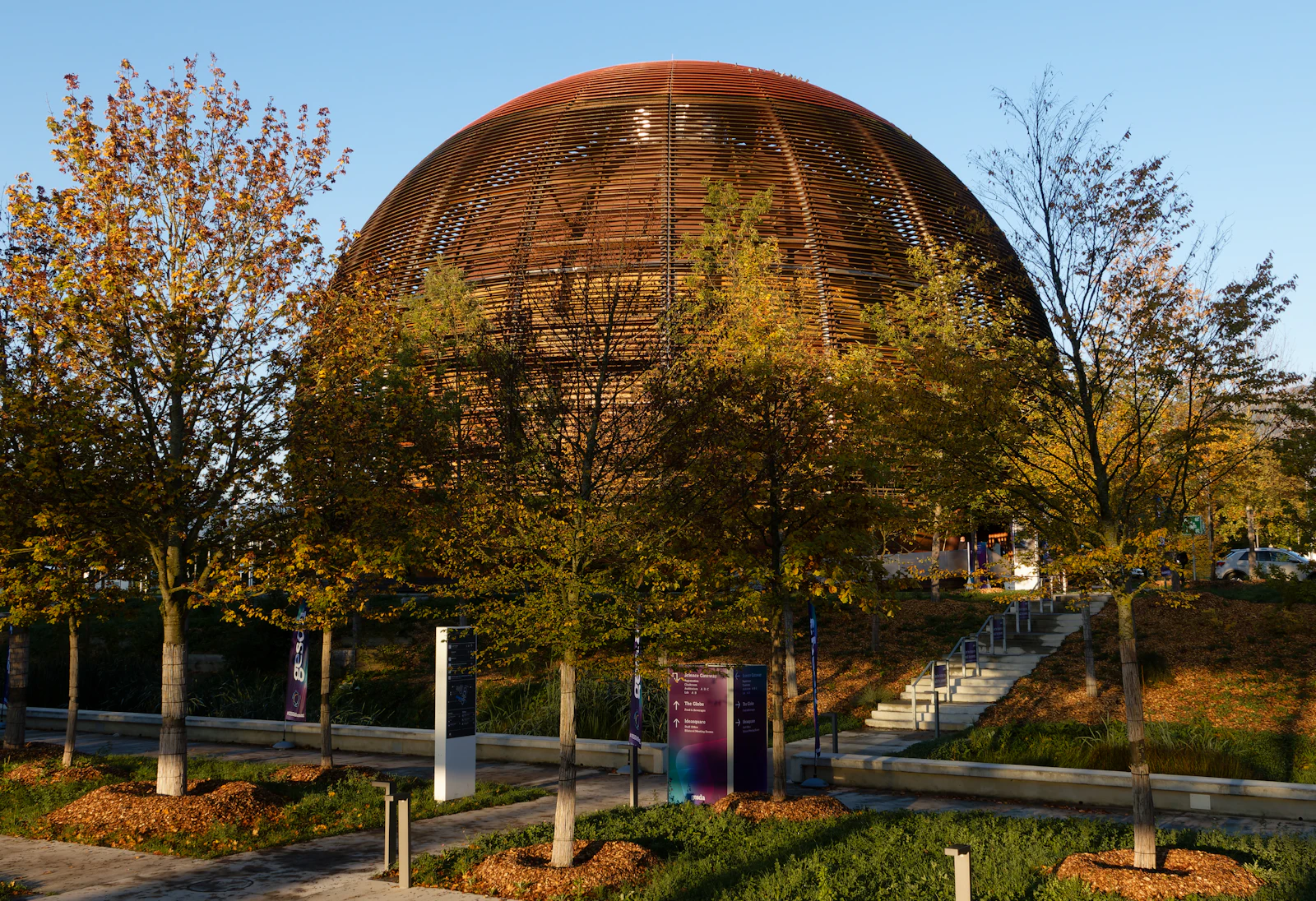 Le Globe de la science et de l'innovation, sphère de bois emblématique du CERN à Meyrin