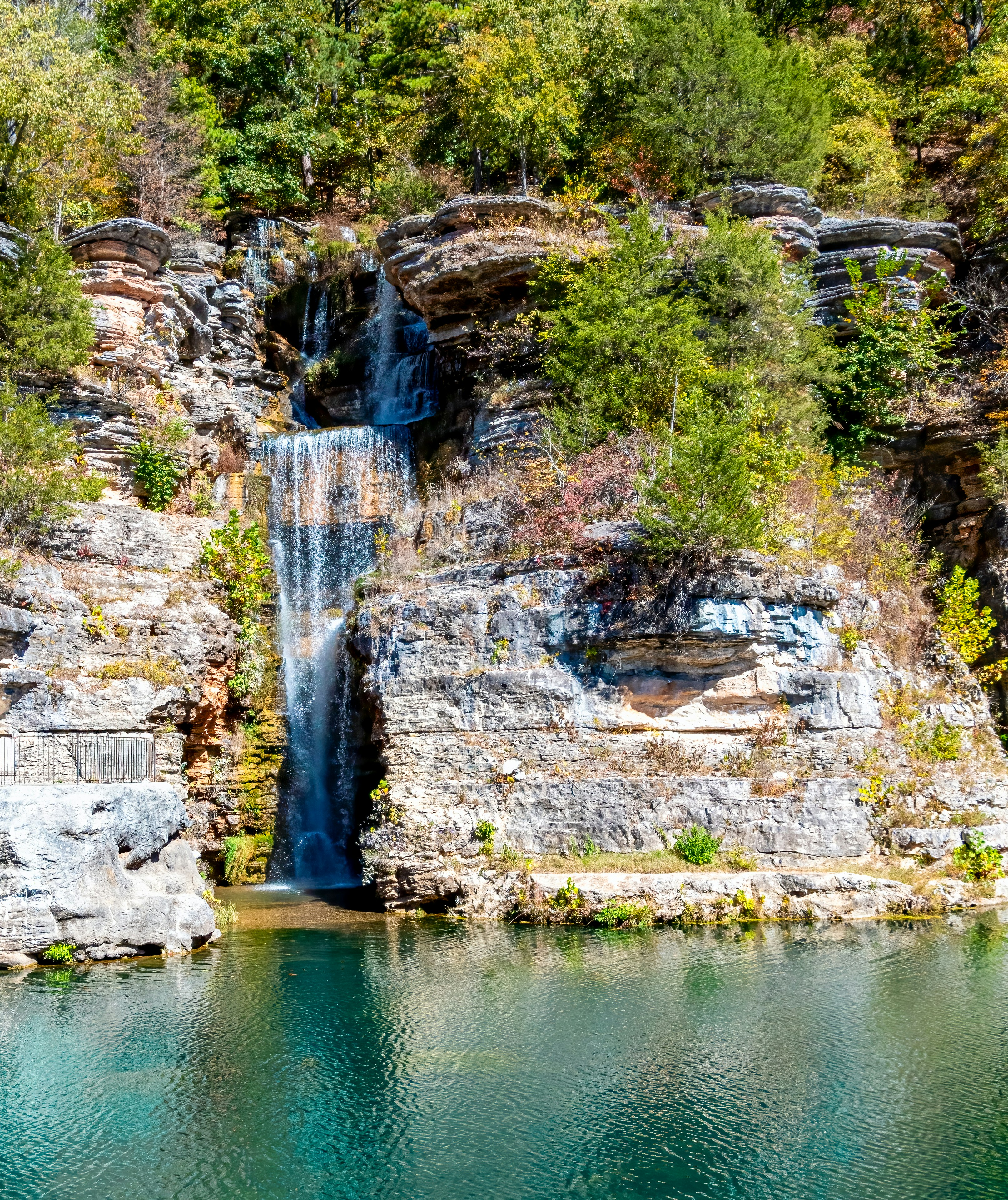 Una grande cascata in mezzo a un lago