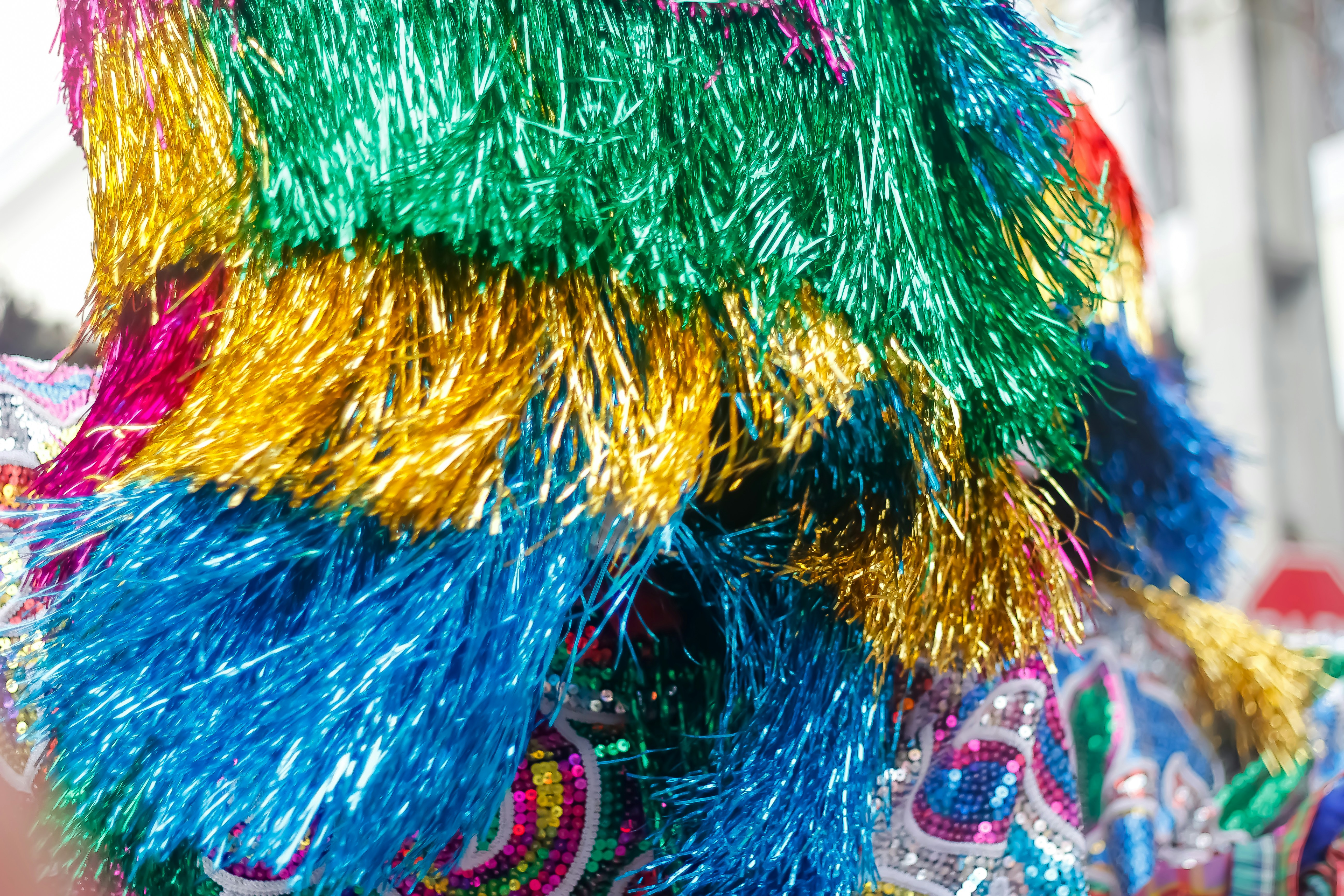 Um close up de um bicho de pelúcia colorido