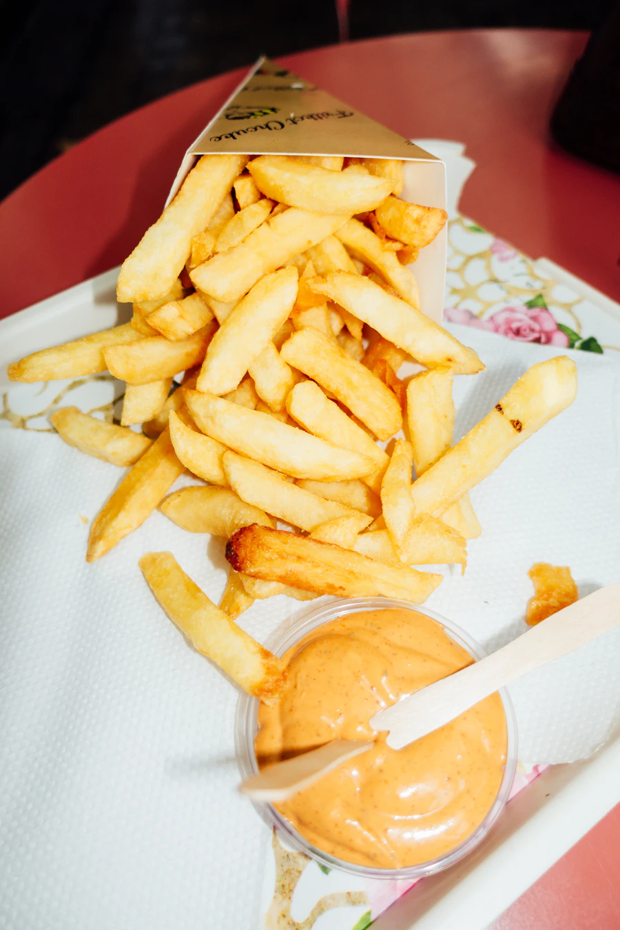 Batata frita crocante com molho especial de hamburgueria