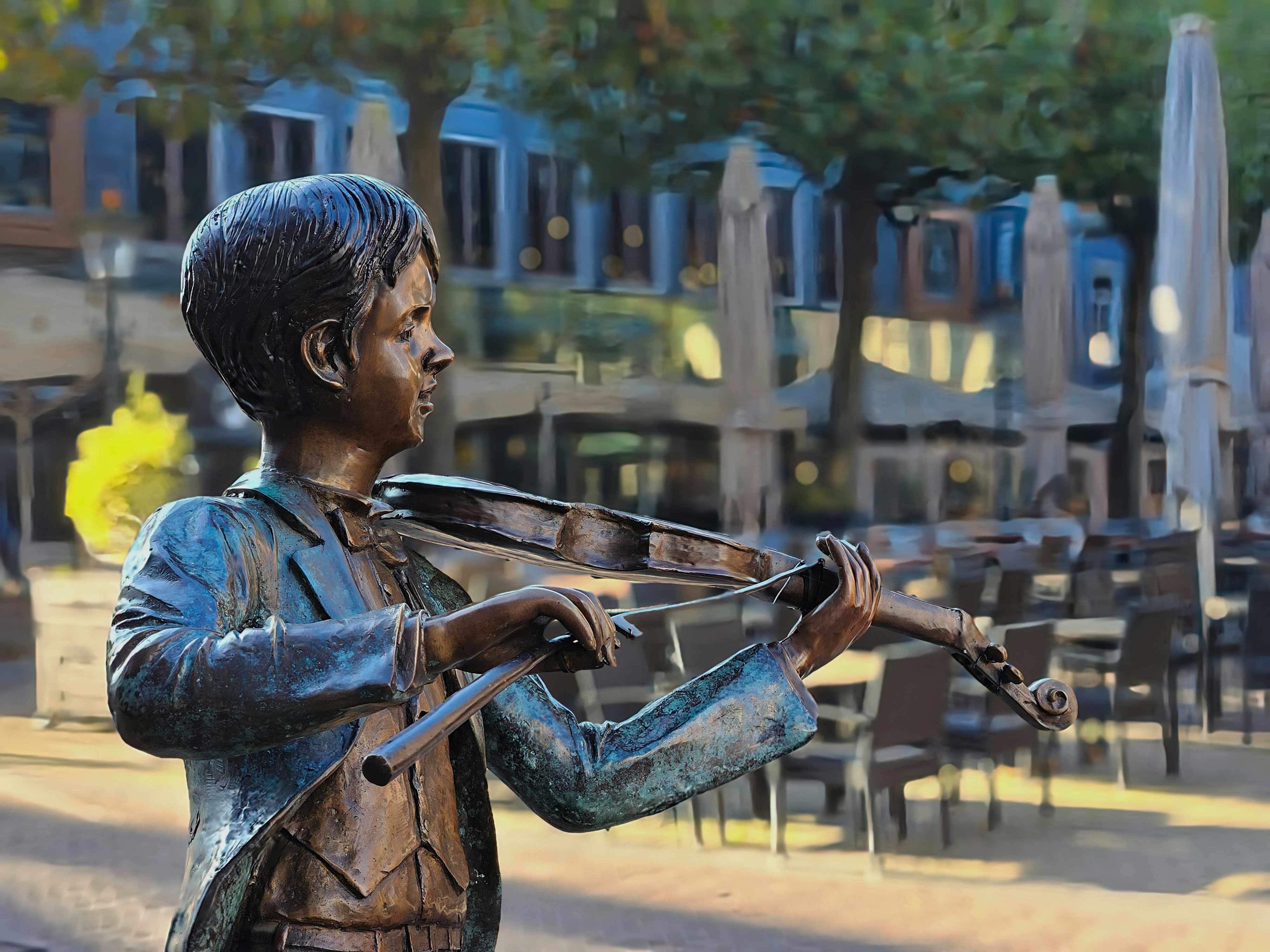 Una estatua de un niño tocando un violín