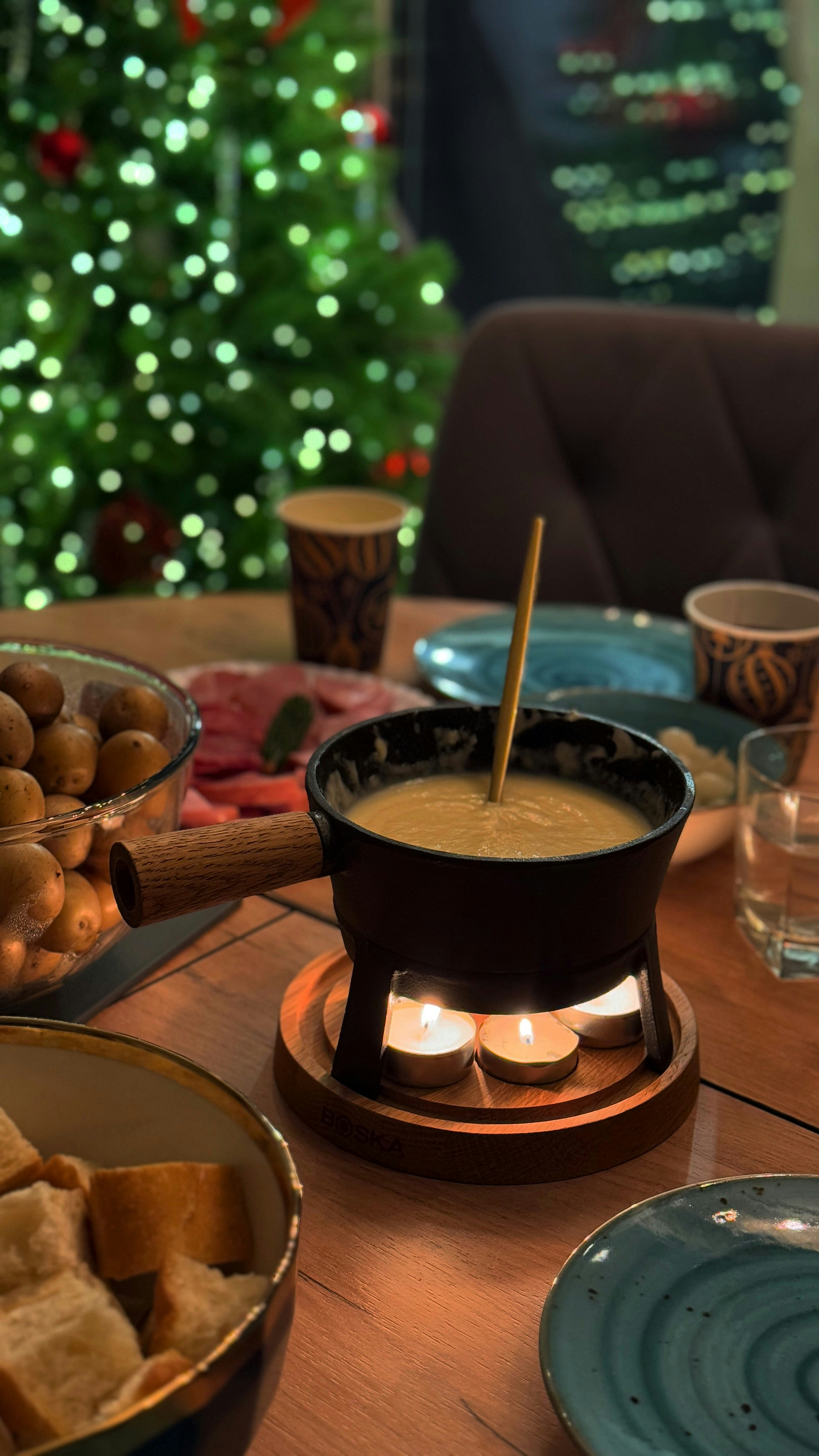 Ein Holztisch mit Schüsseln mit Essen