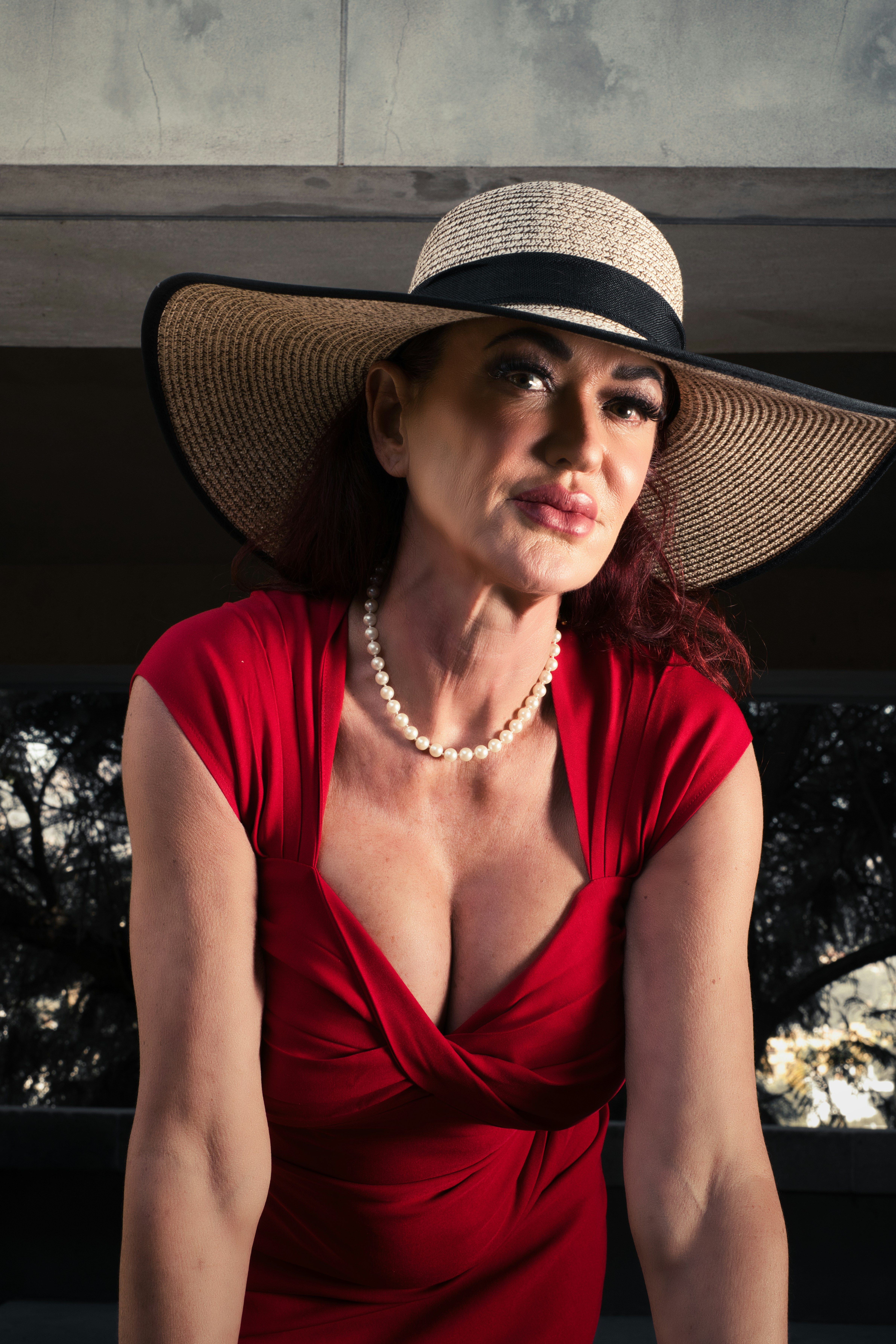 Une femme en robe rouge et chapeau