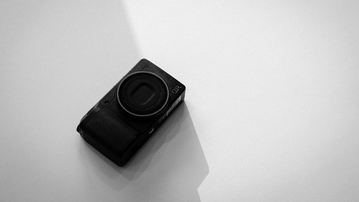 RICOH GR IIIx レビュー | 40mmで人と料理が映るコンデジ