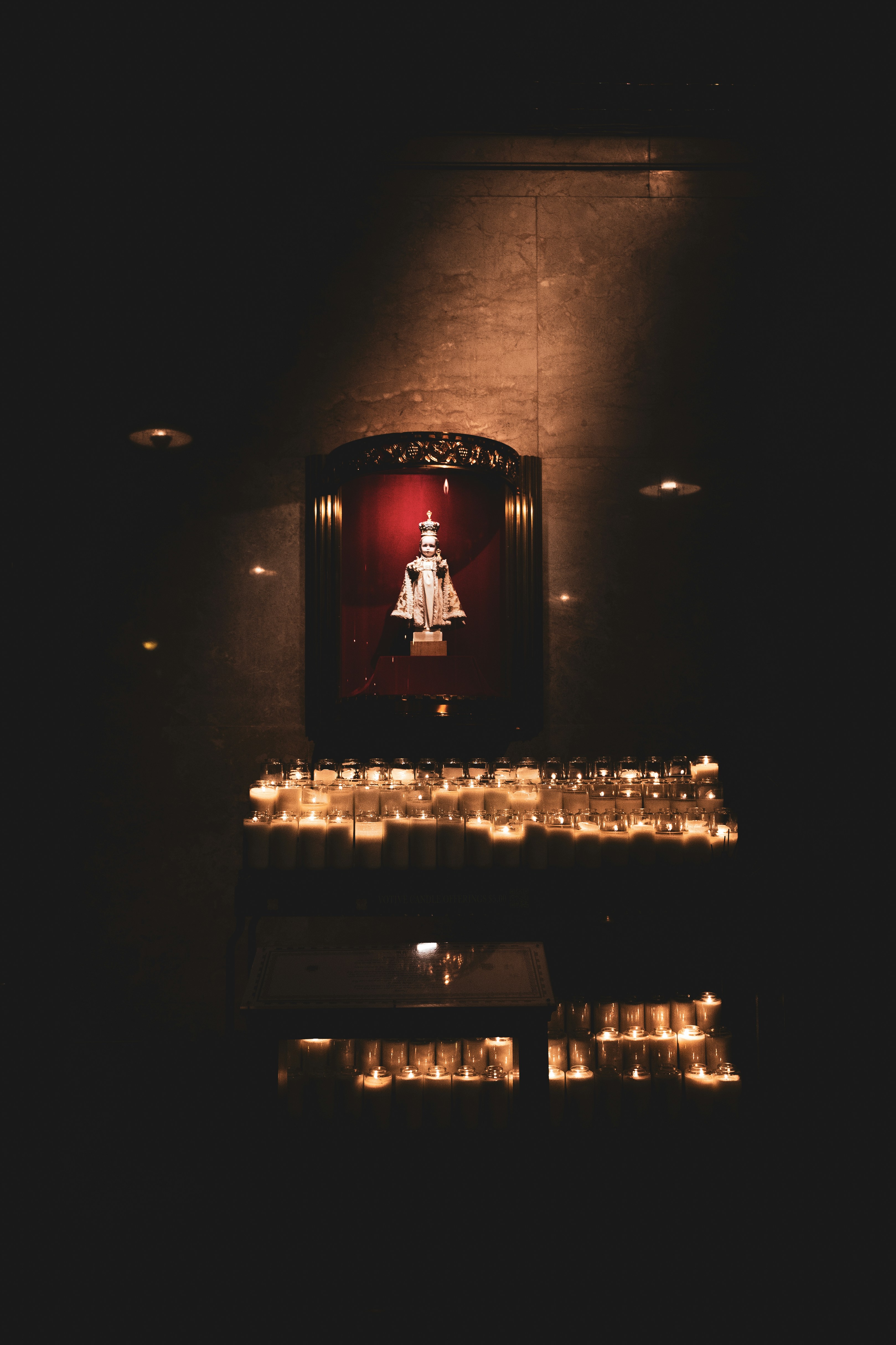 Un sapin de Noël illuminé dans une pièce sombre