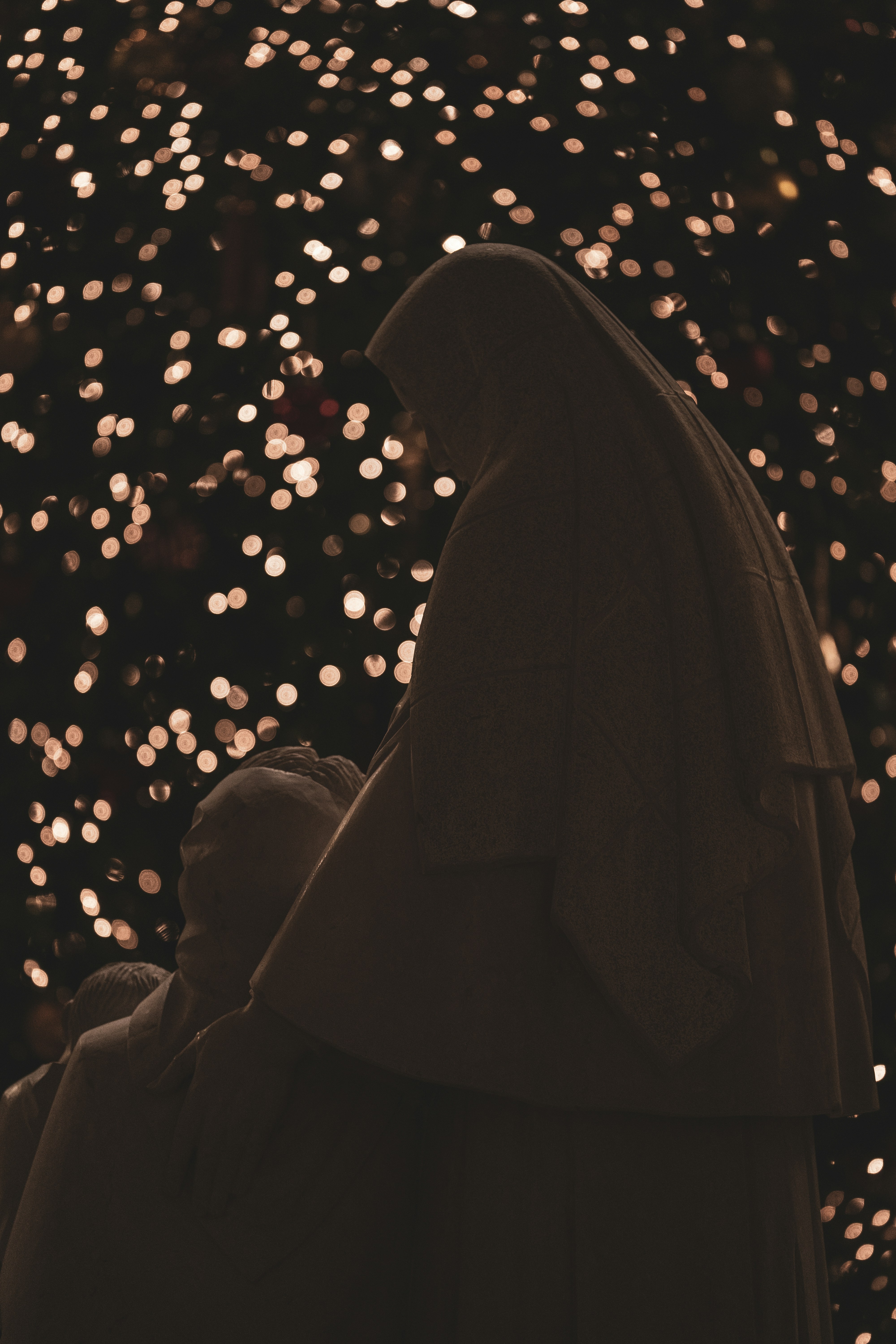 Une photo en noir et blanc d’une femme tenant un bébé