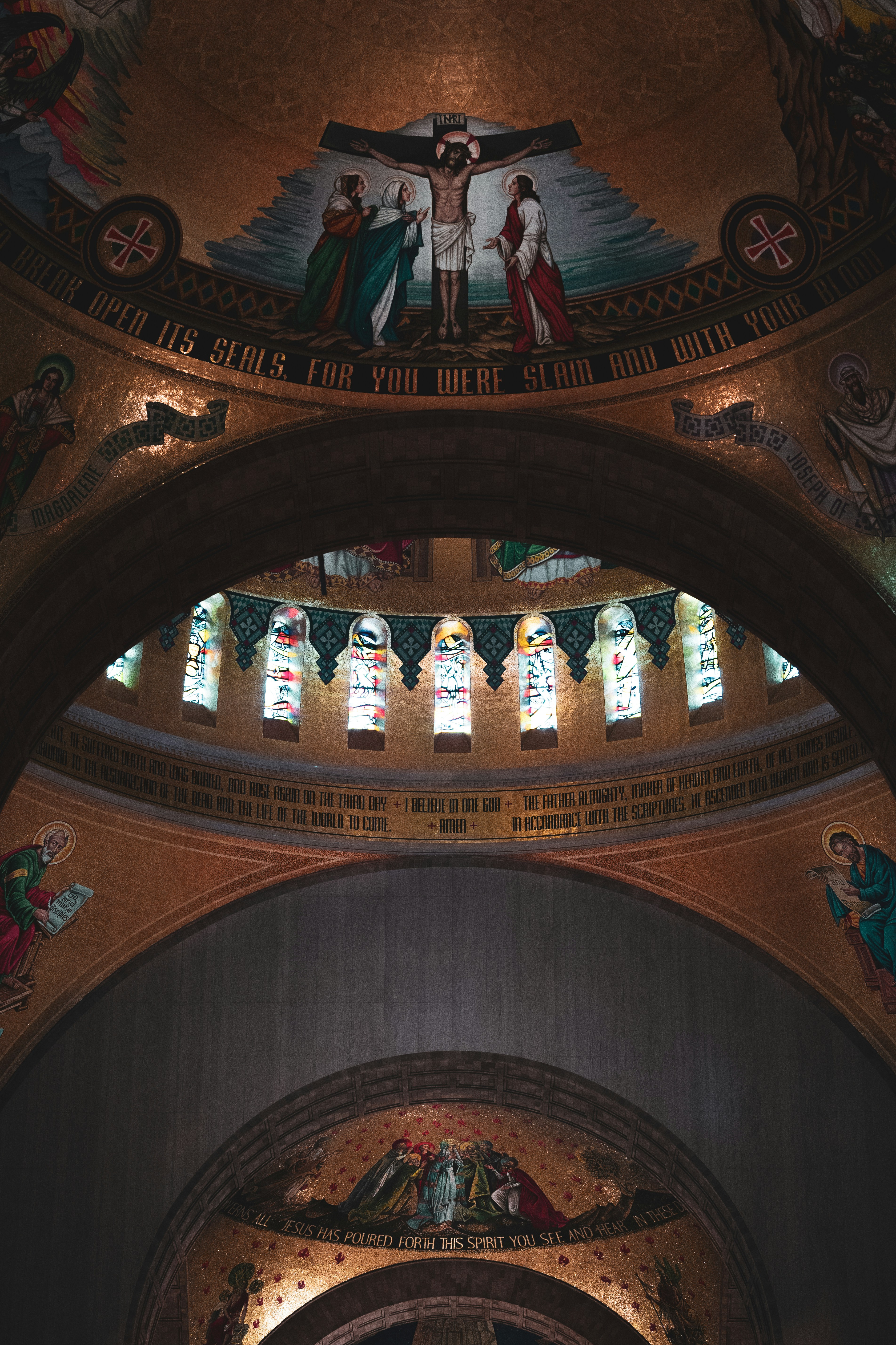 L’intérieur d’une église avec des vitraux