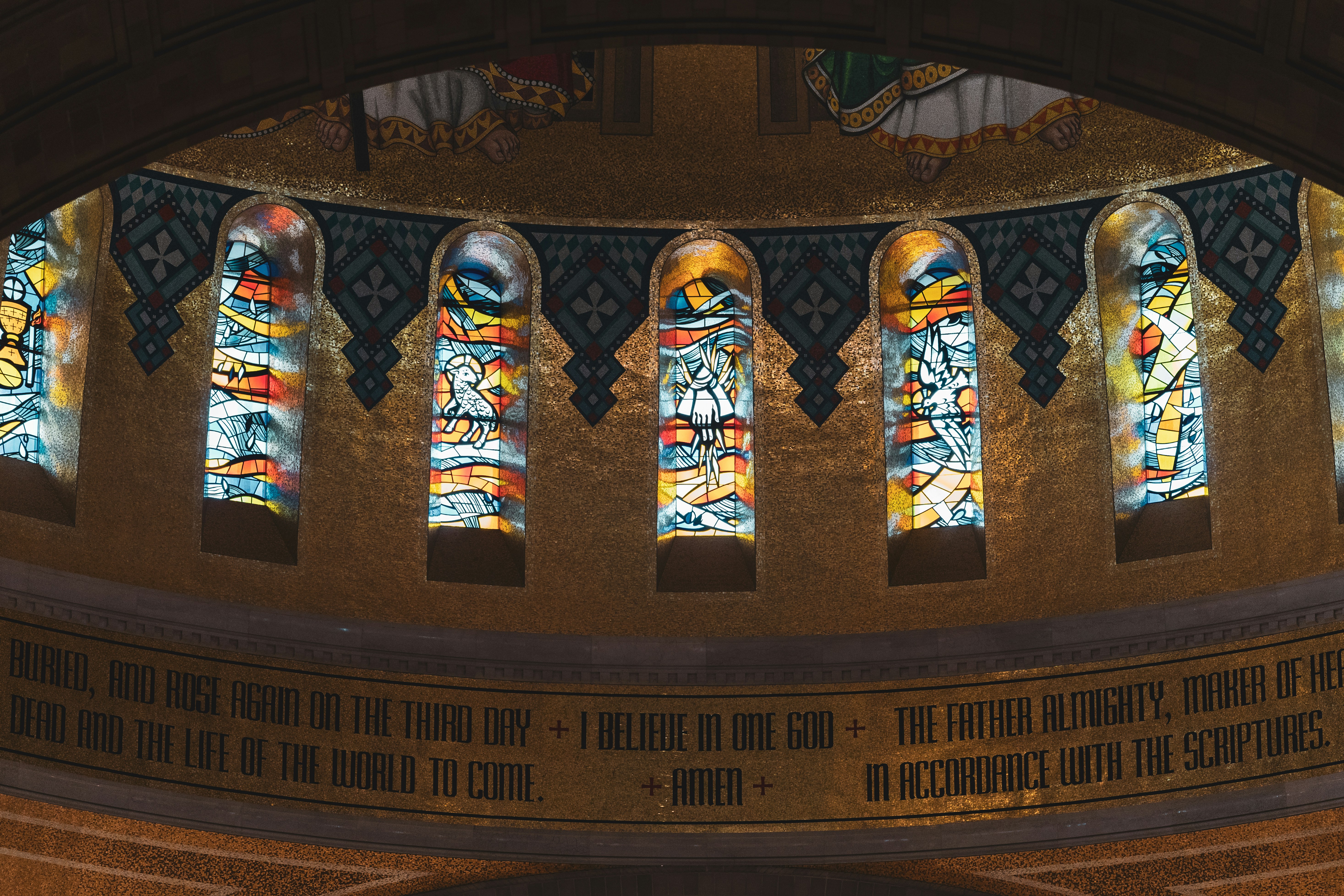 Une grande pièce avec des vitraux