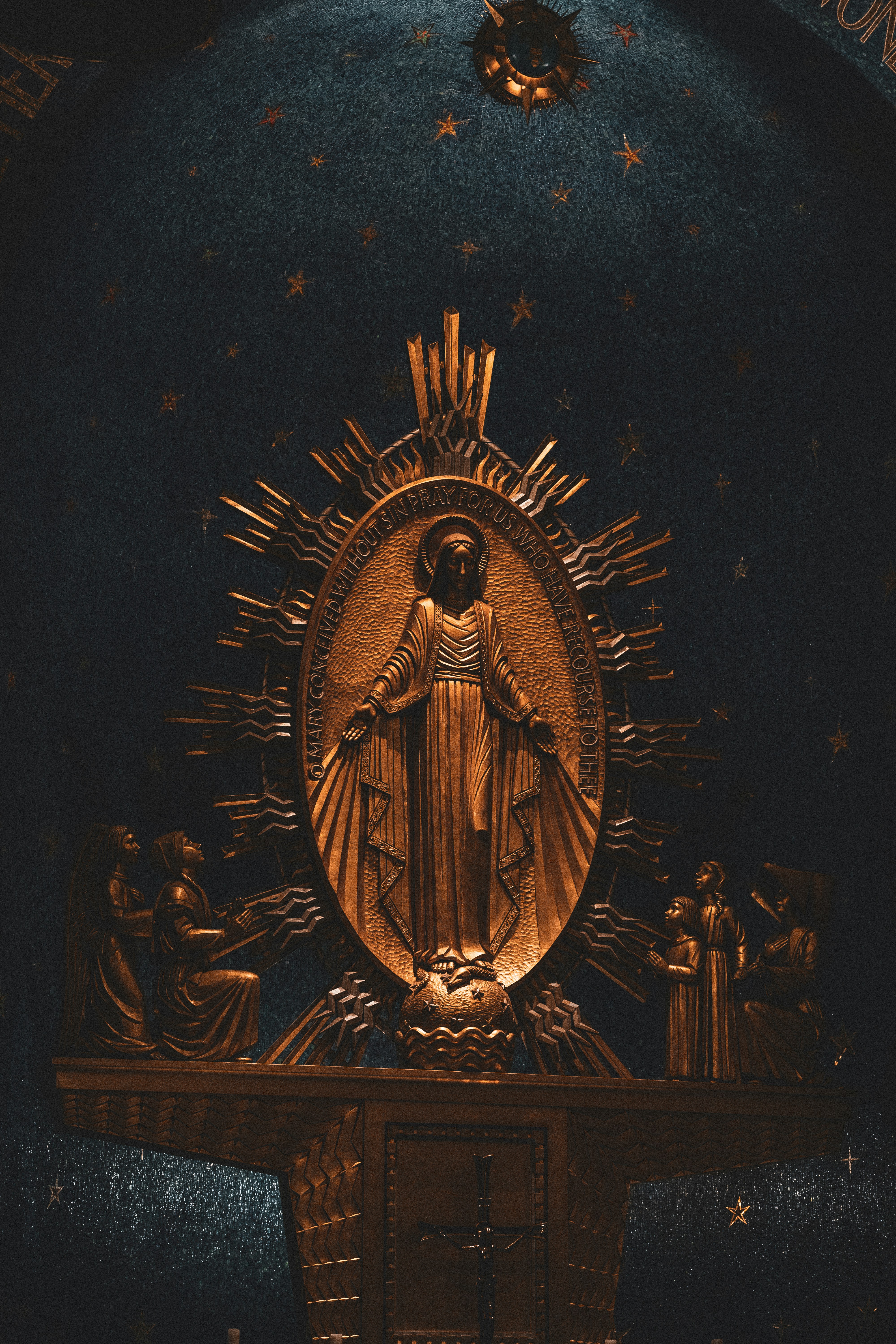 Une statue de la Vierge Marie dans une église