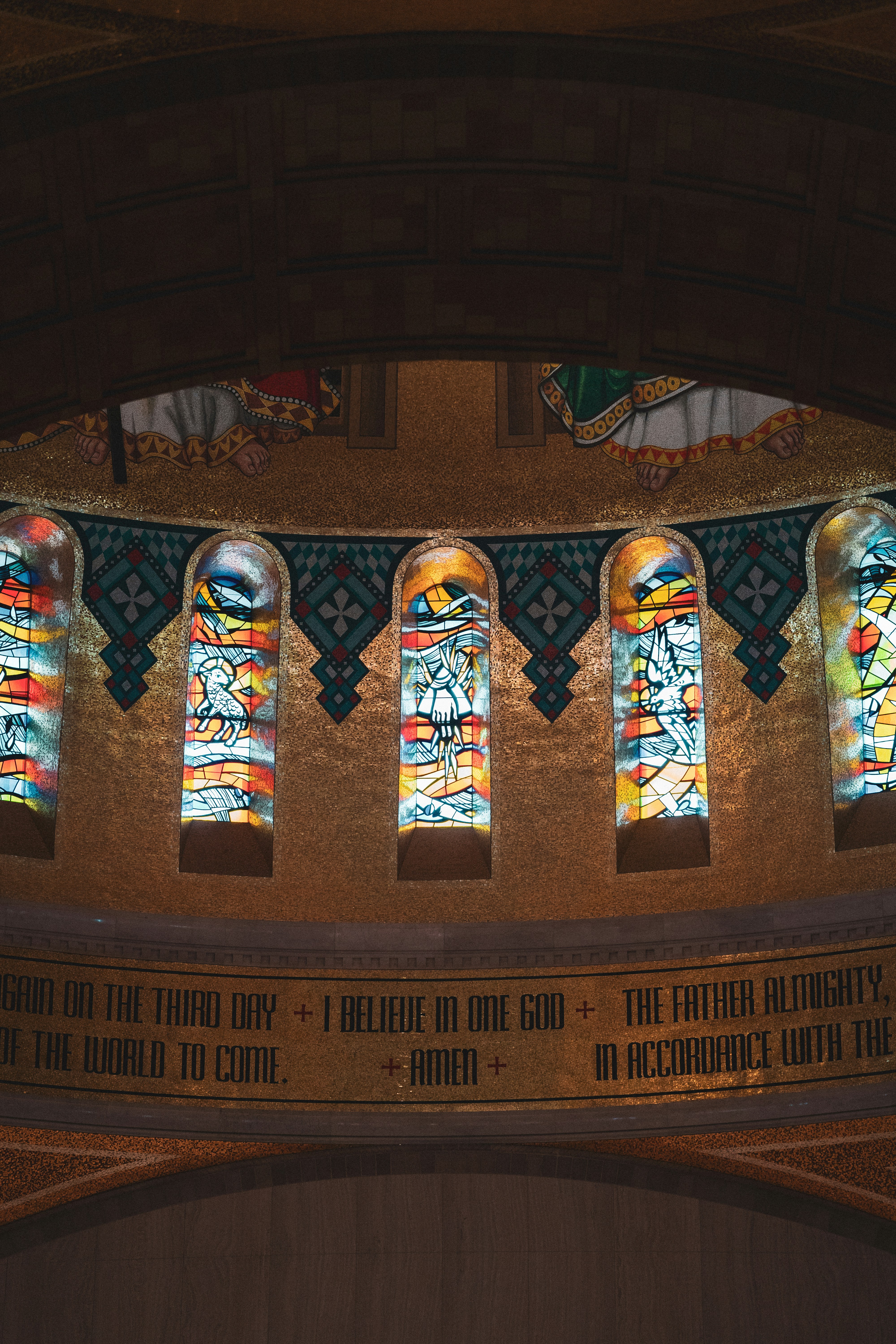 Une vue de l’intérieur d’un bâtiment avec des vitraux