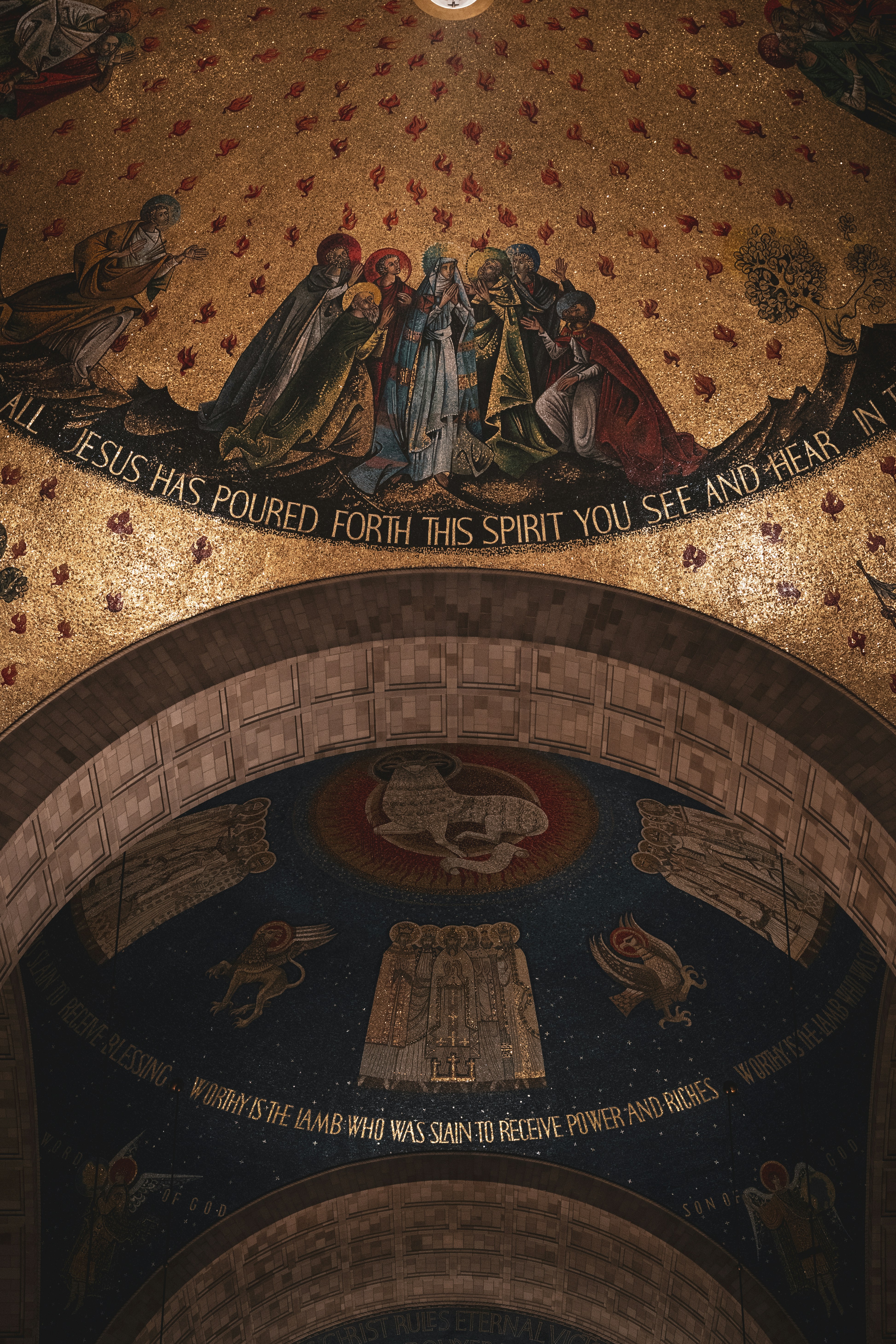 Le plafond d’une église avec une peinture dessus