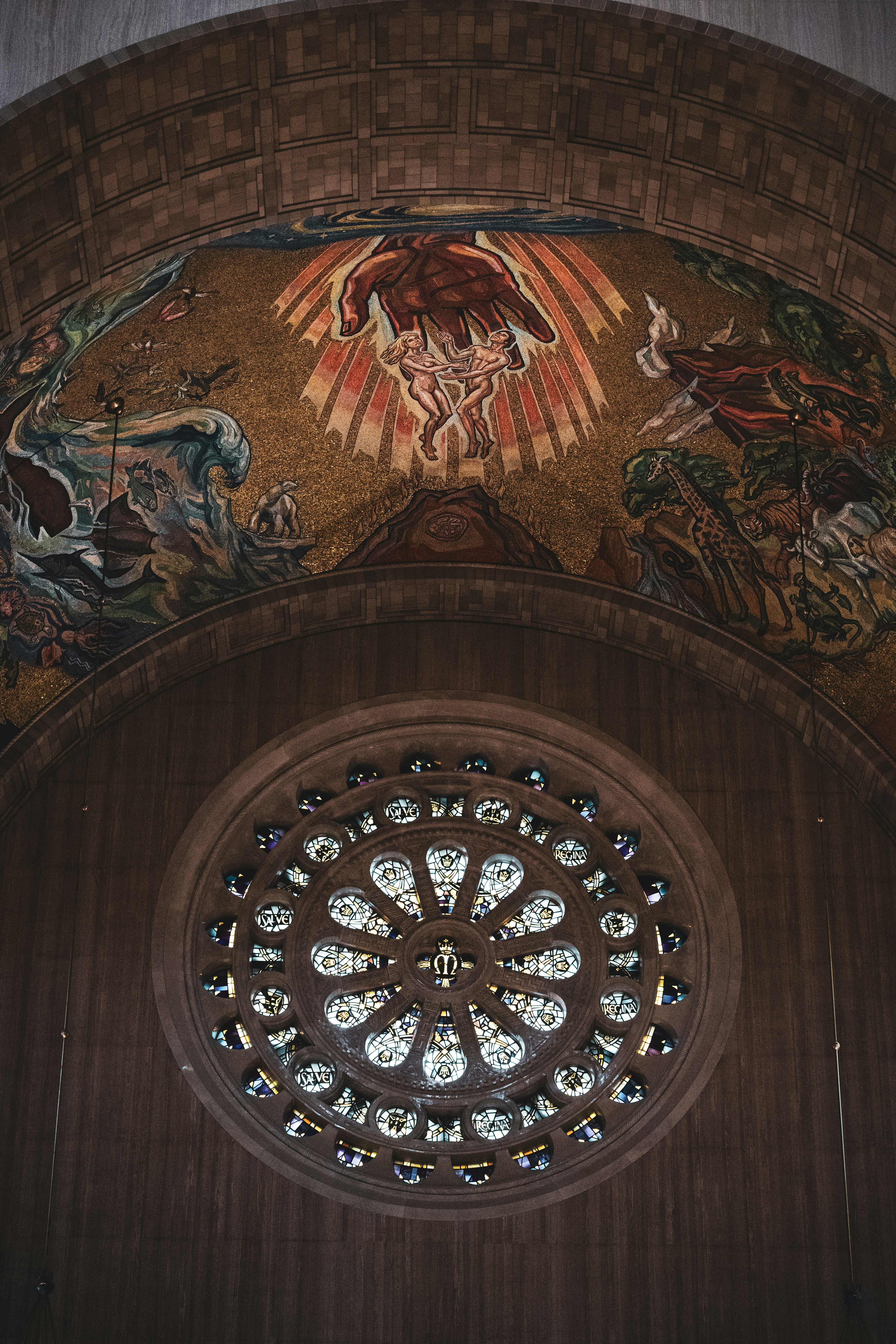 Un vitrail dans le plafond d’un bâtiment