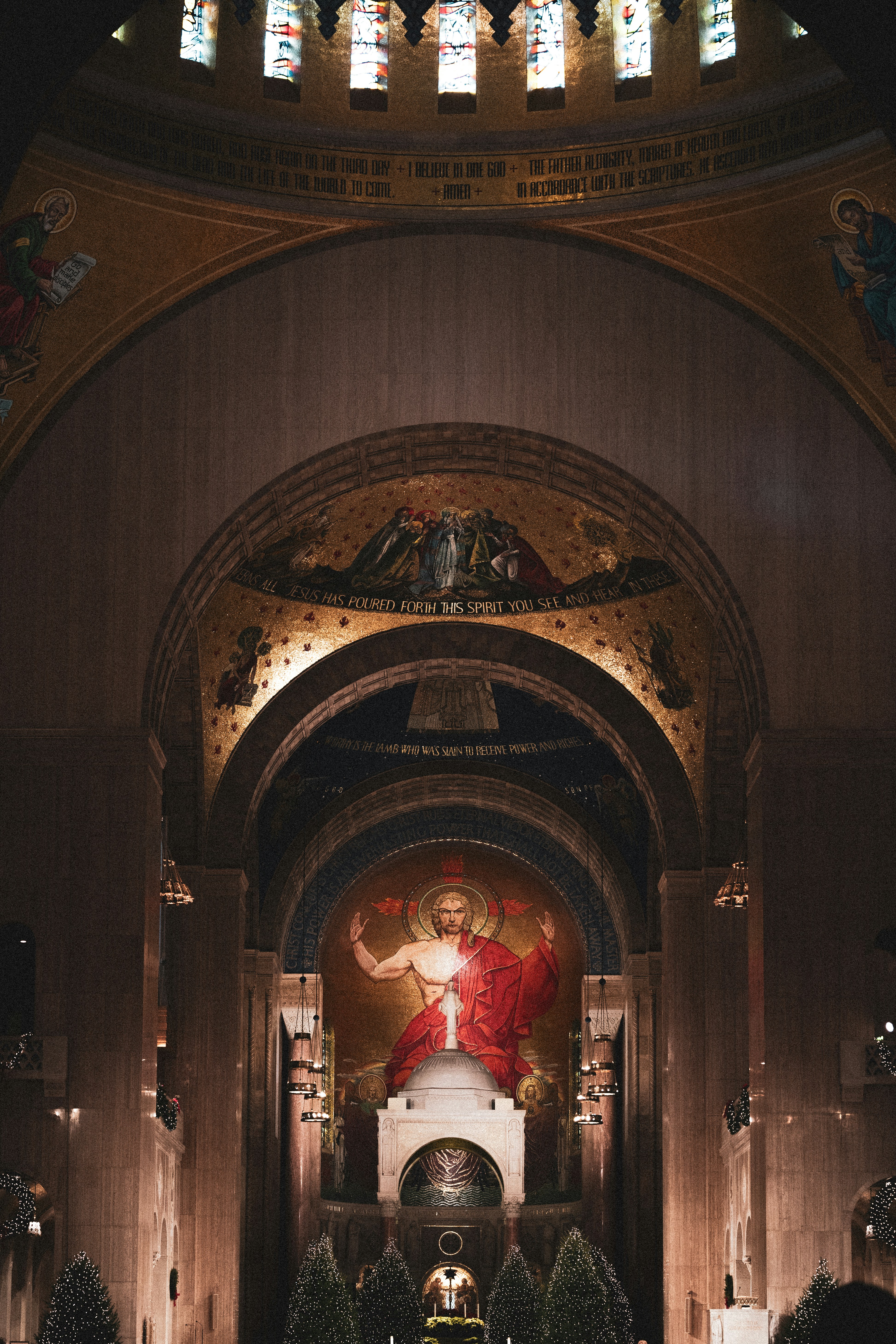 Une église remplie de bancs et d’une statue