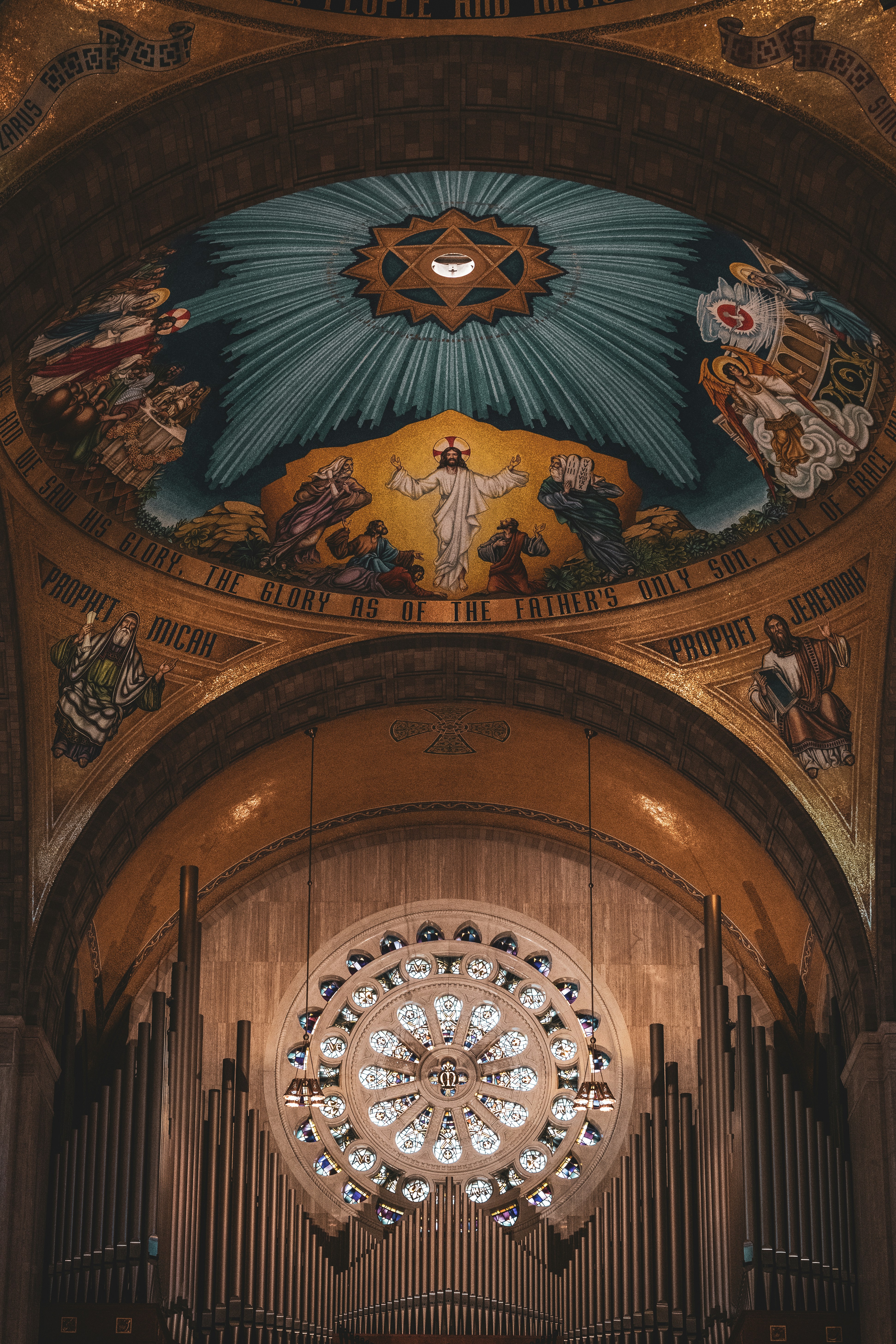 Une cathédrale avec un grand vitrail